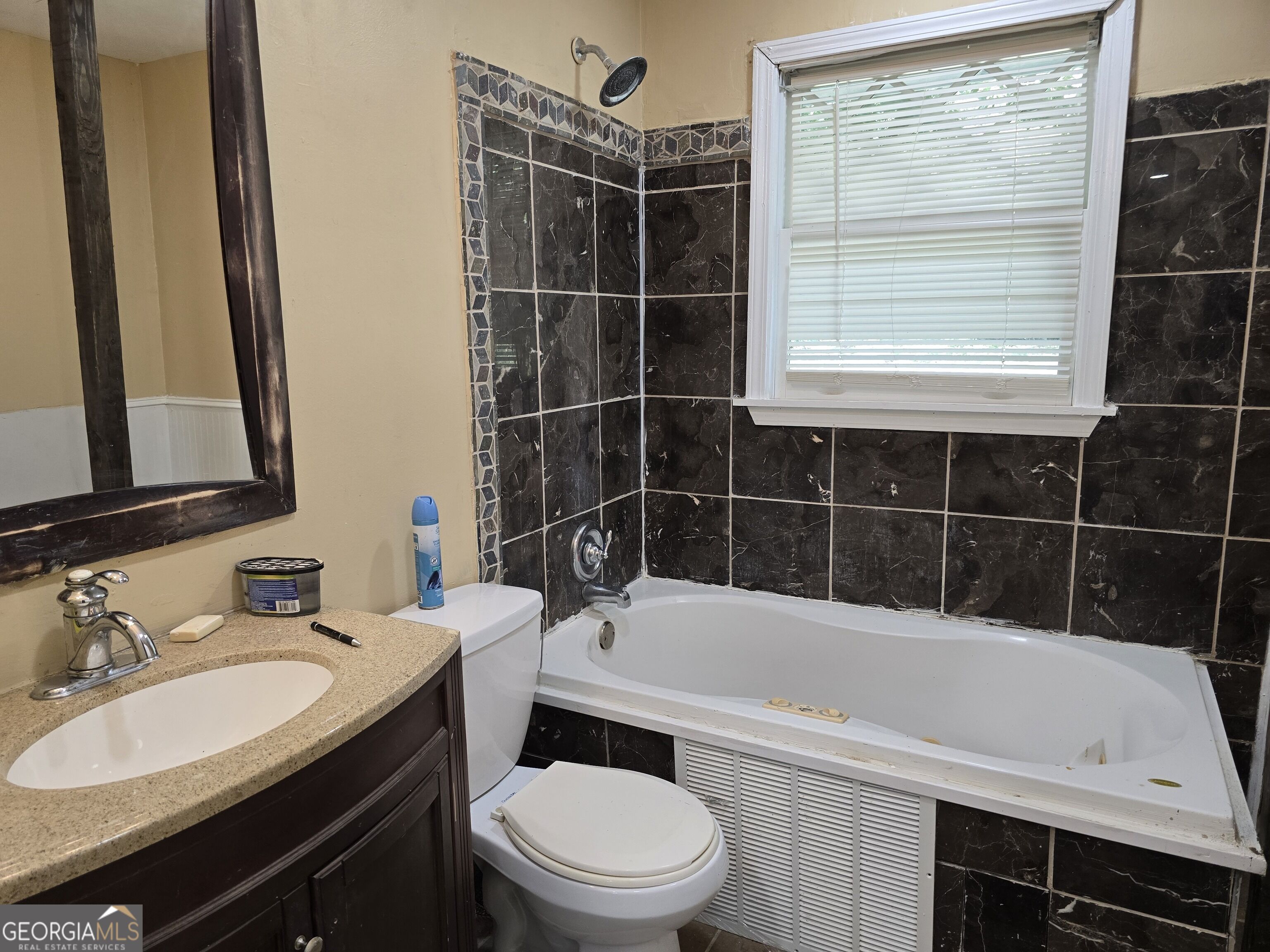3220 Memorial Drive Property Photo 6