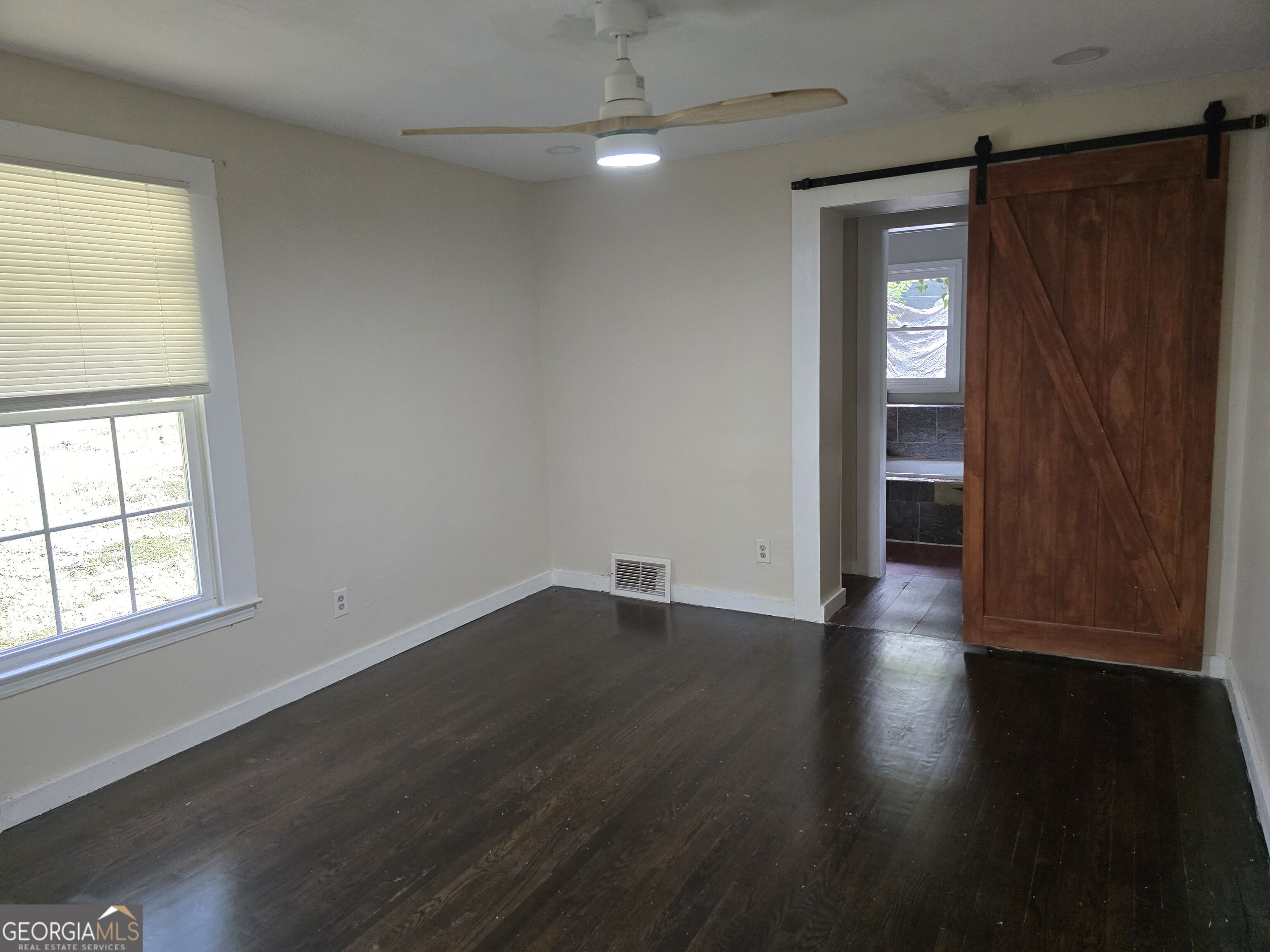 3220 Memorial Drive Property Photo 8