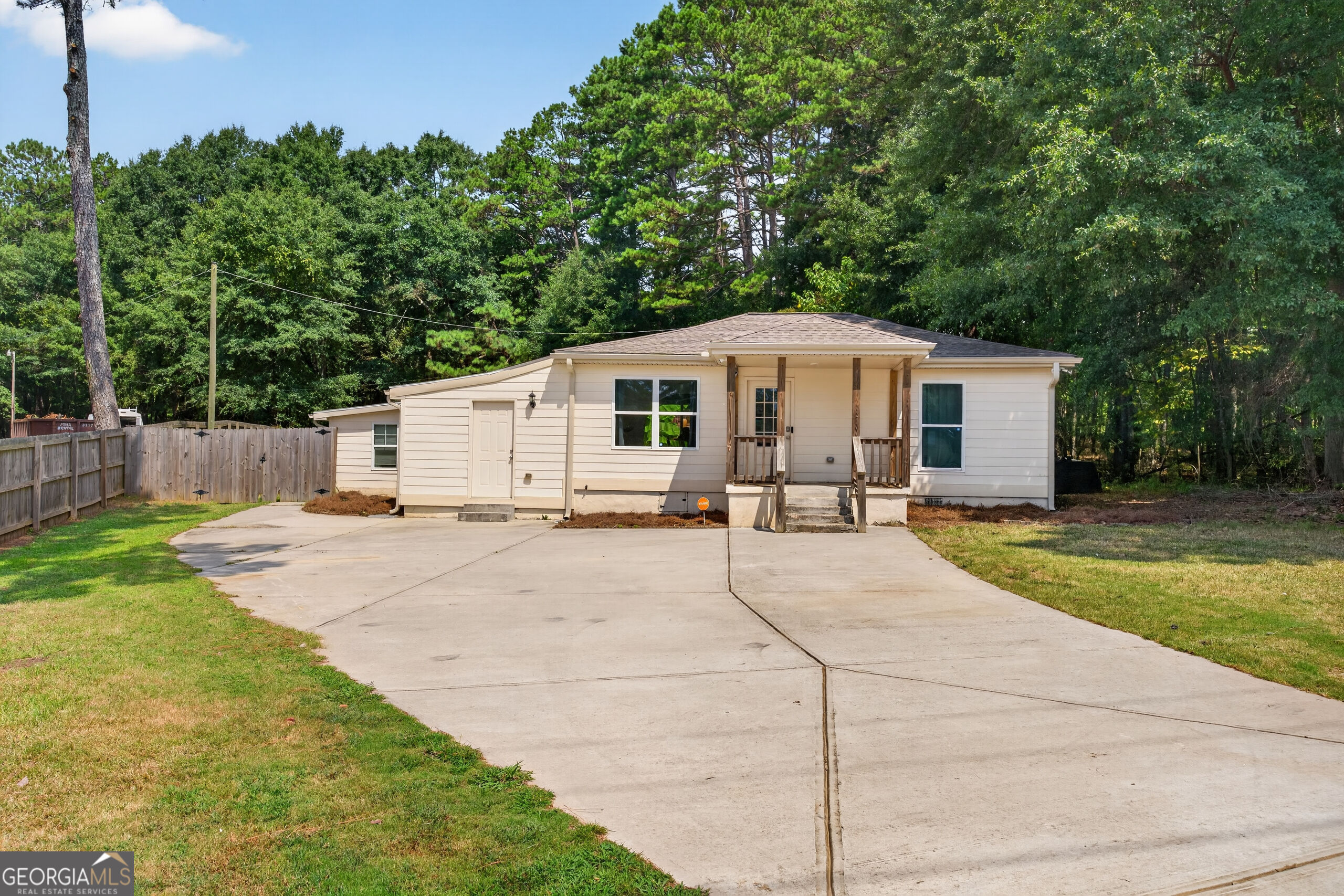 1605 Highway 138 Property Photo 1