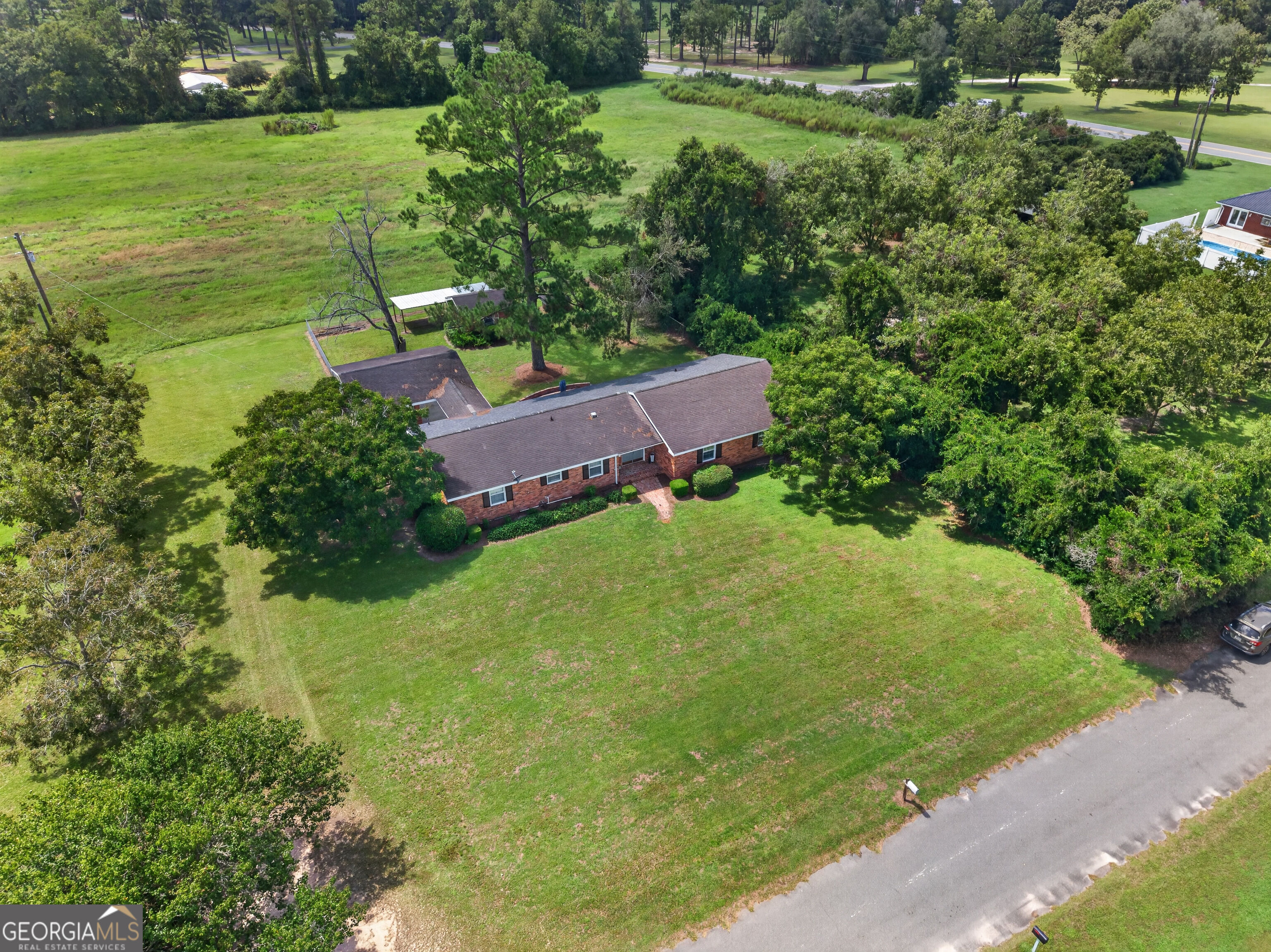 2027 Ellis Lane Property Photo 2