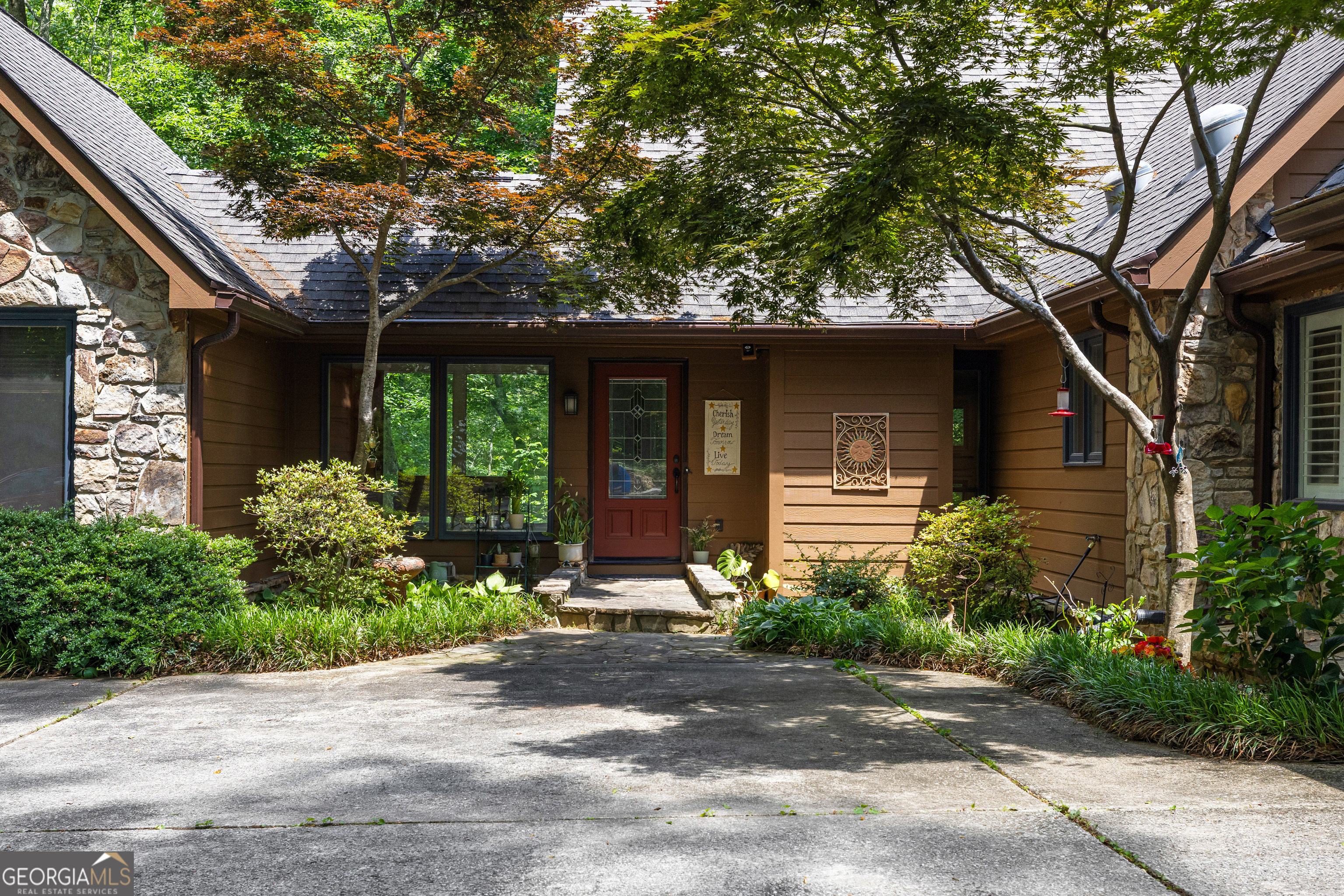 15 Red Bud Trail Property Photo 3