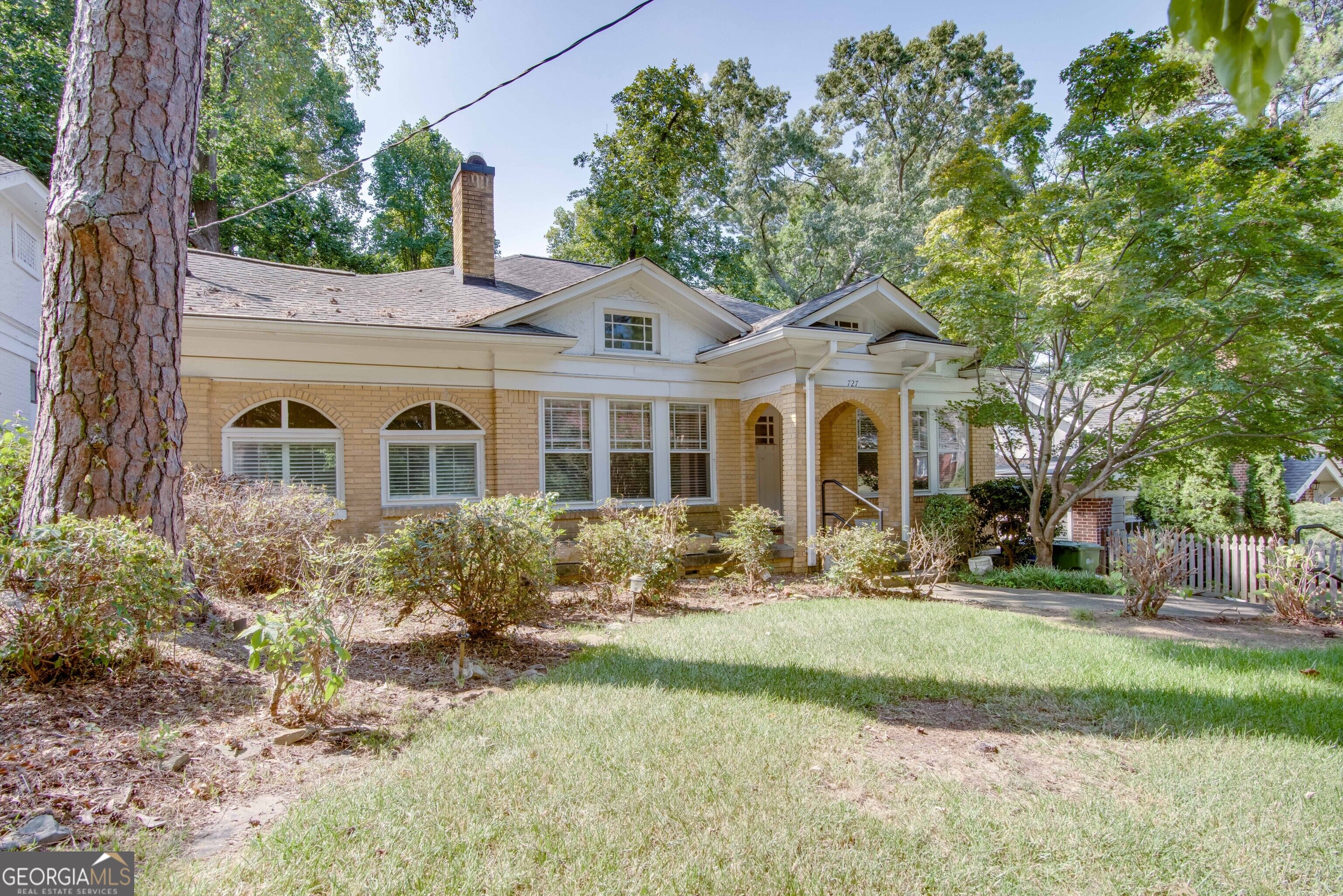 727 Yorkshire Road Ne Property Photo 2