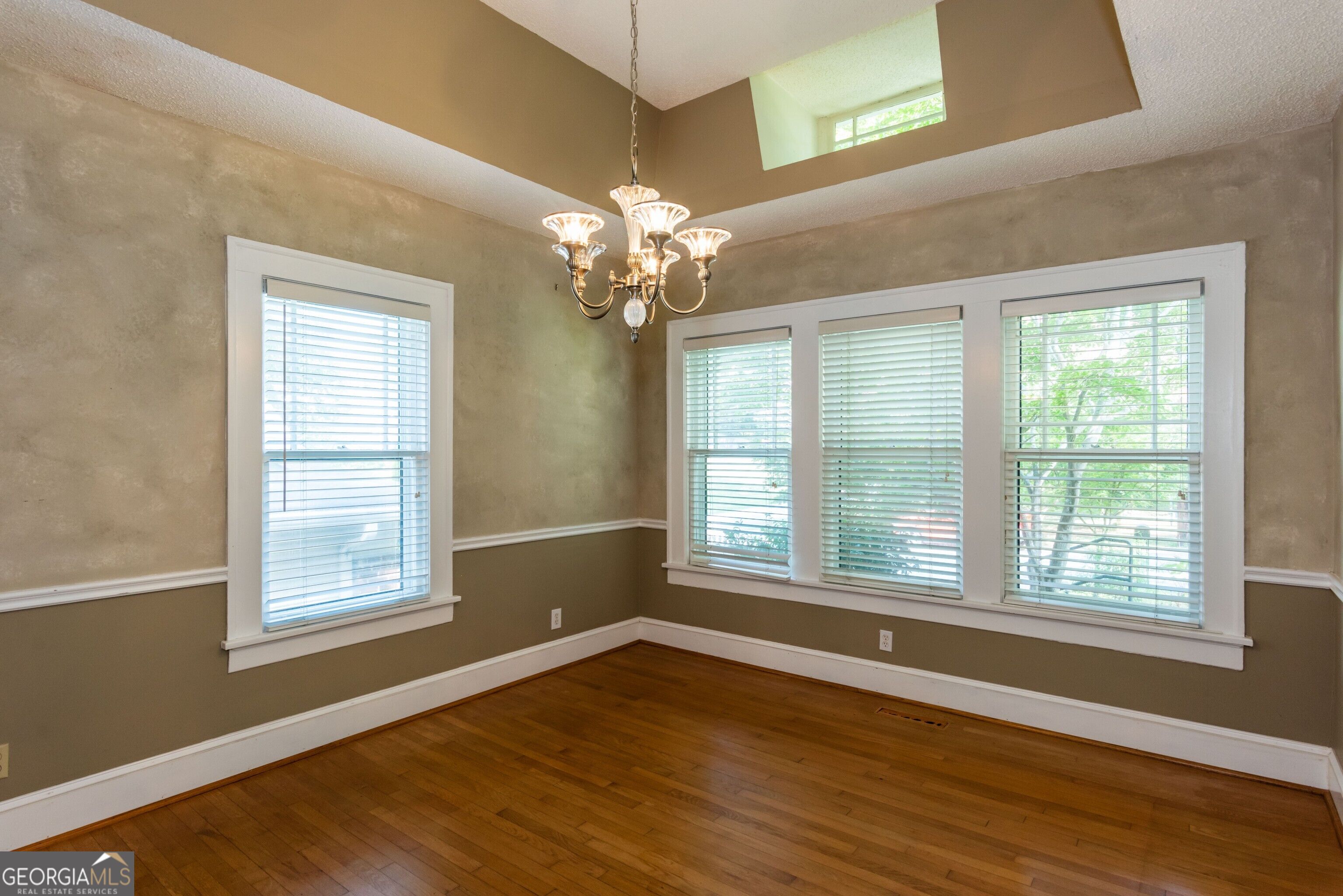 727 Yorkshire Road Ne Property Photo 11