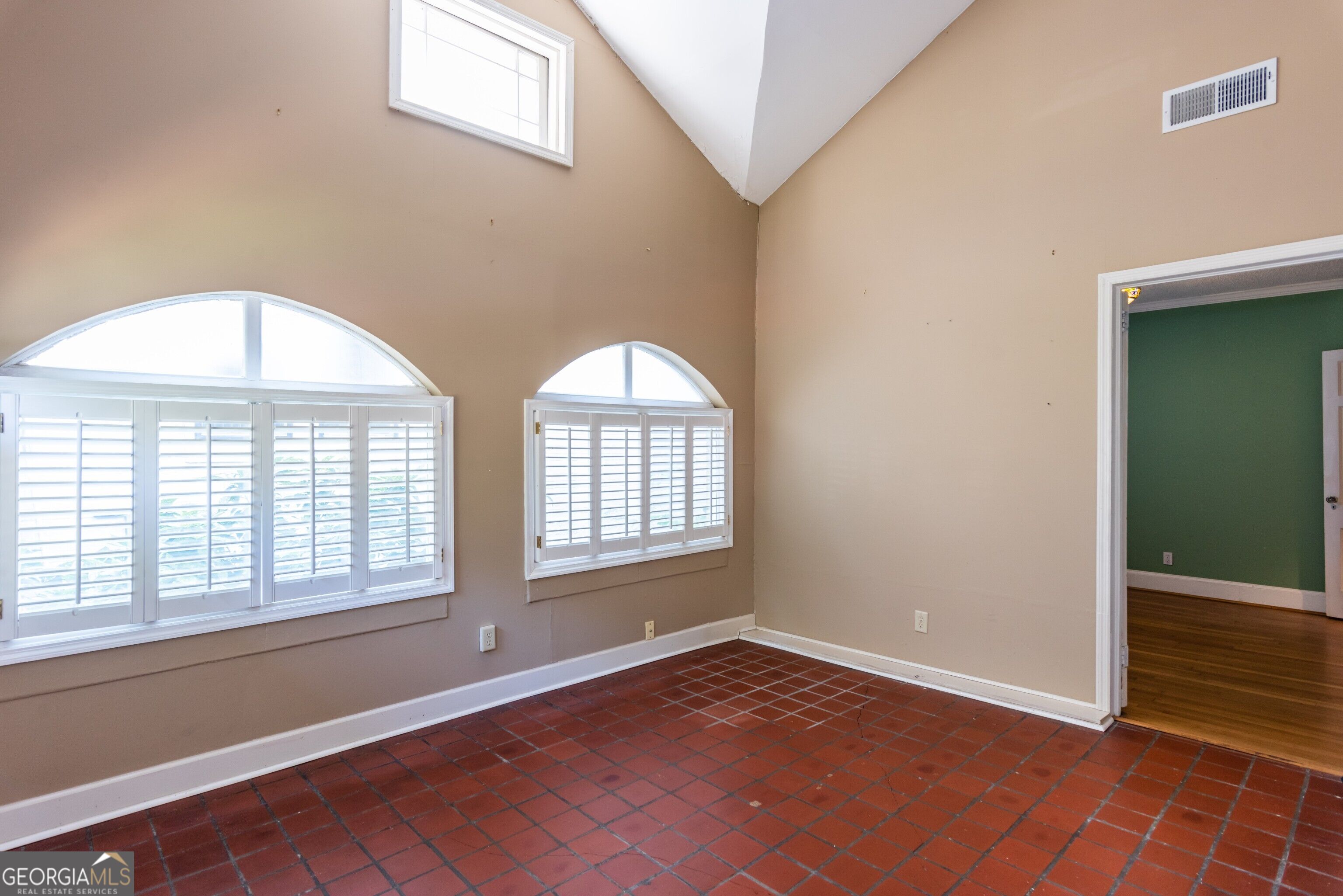 727 Yorkshire Road Ne Property Photo 14