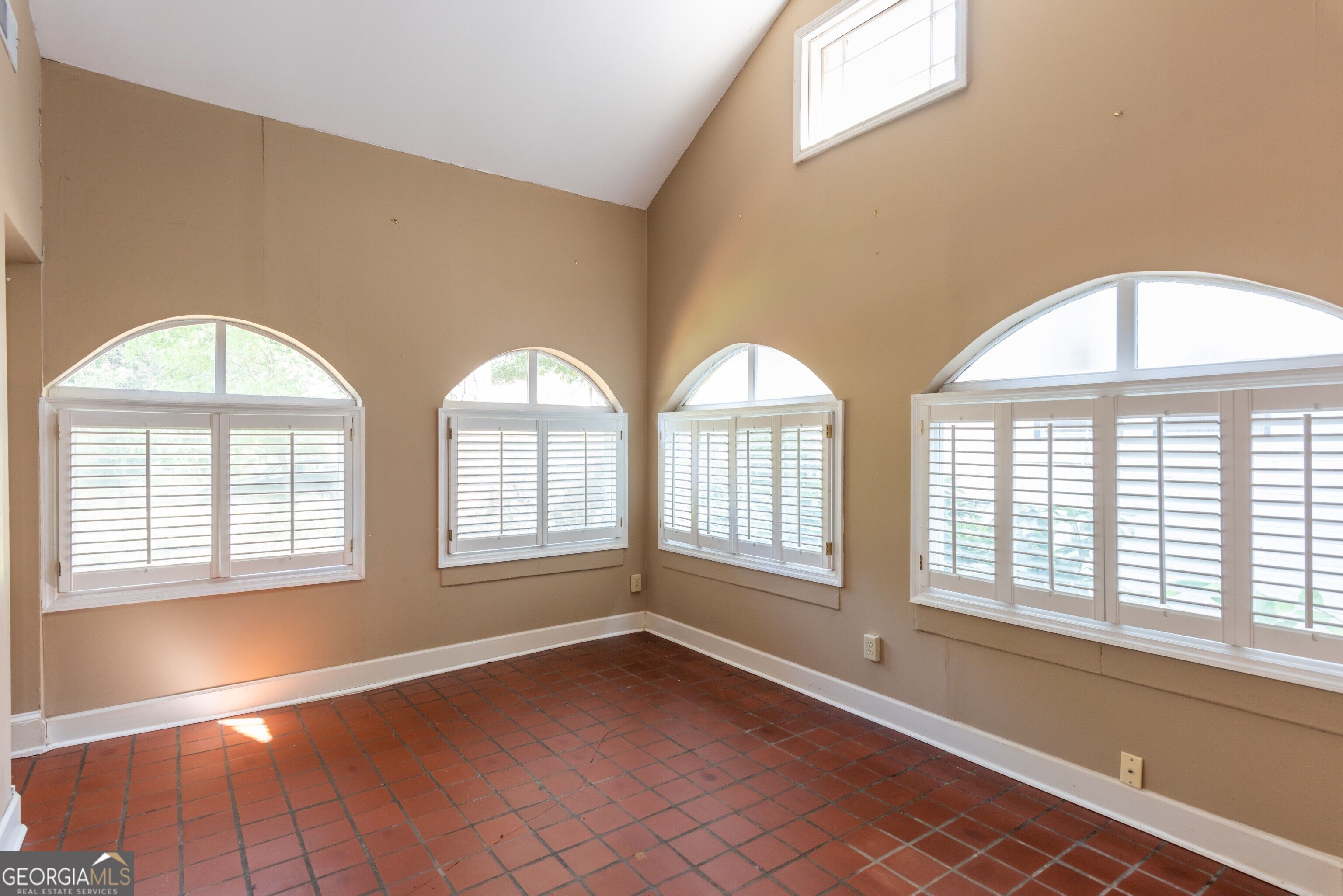 727 Yorkshire Road Ne Property Photo 15