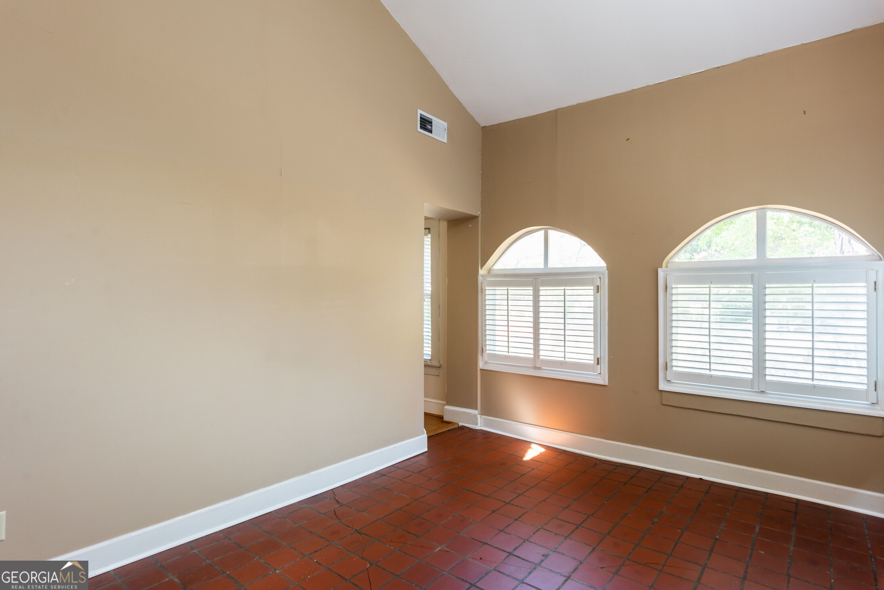 727 Yorkshire Road Ne Property Photo 16