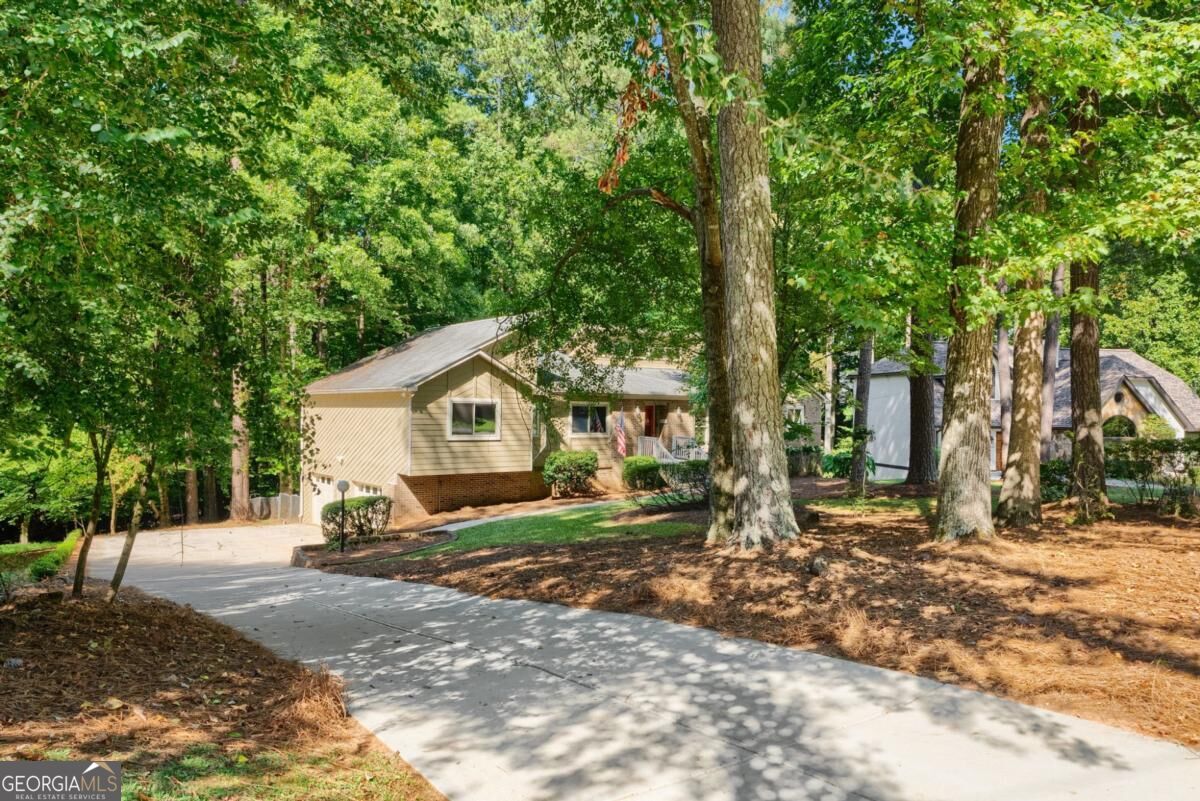 4004 Woodridge Court Property Photo 2