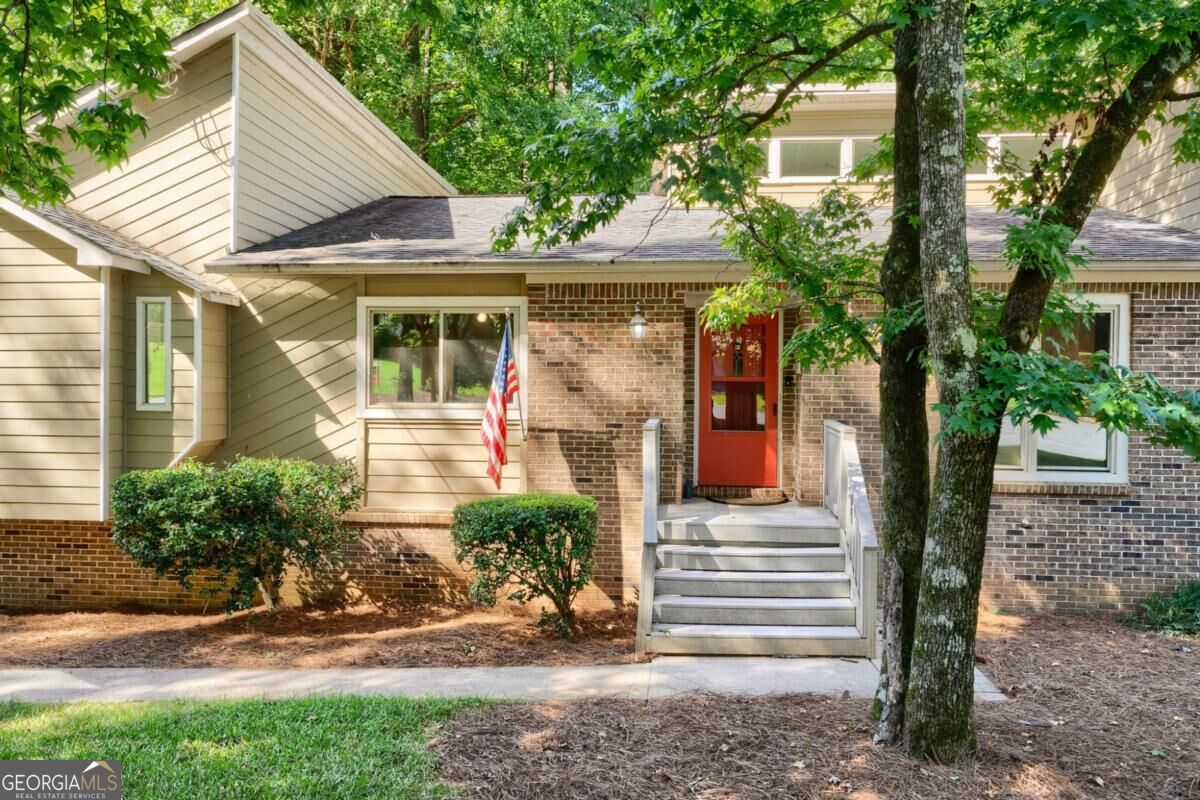 4004 Woodridge Court Property Photo 4
