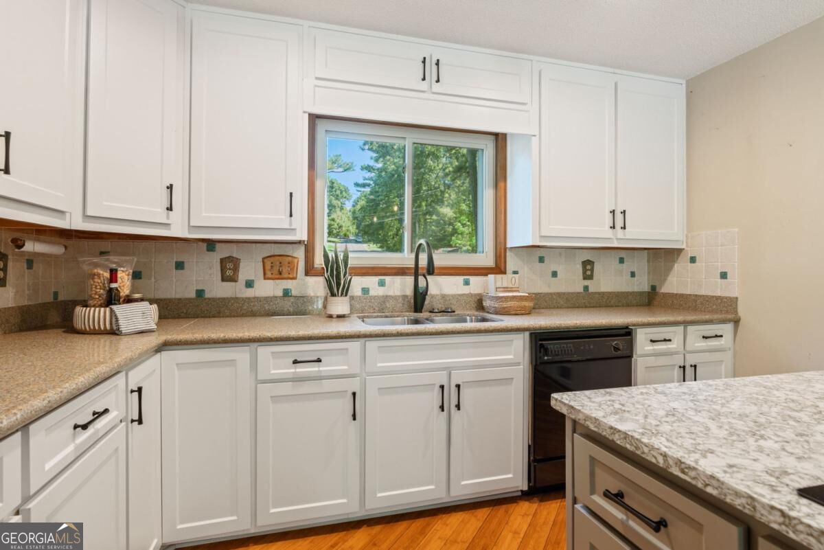 4004 Woodridge Court Property Photo 12
