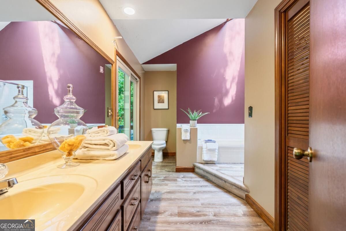 4004 Woodridge Court Property Photo 14