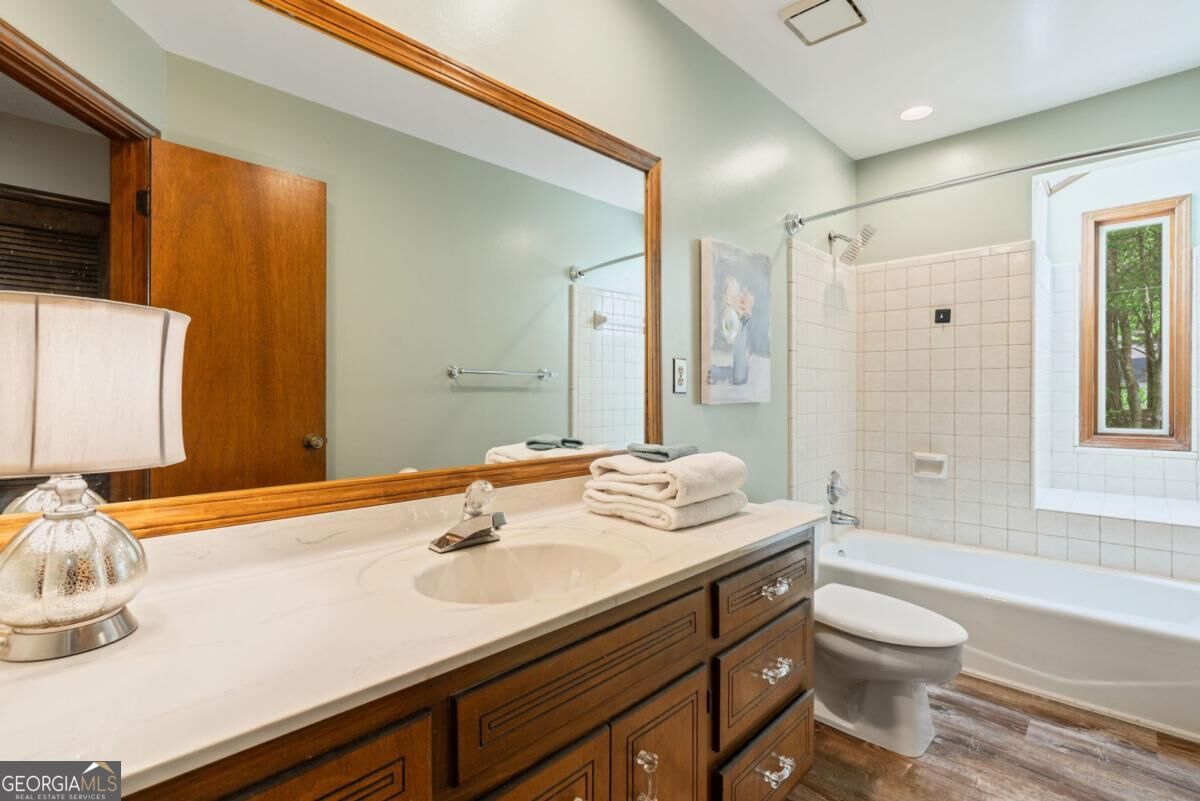 4004 Woodridge Court Property Photo 20