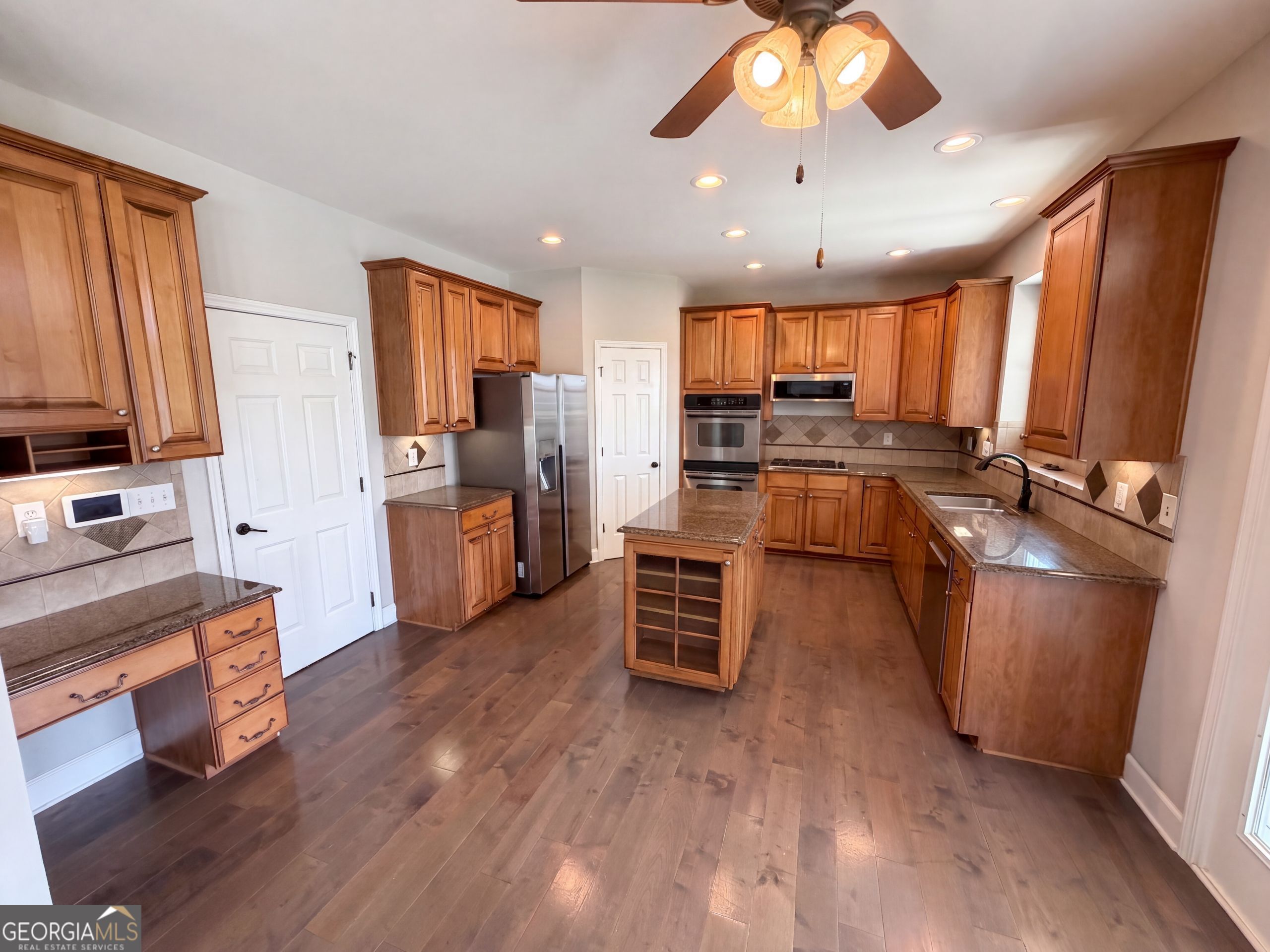 7047 Tree House Way Property Photo 2