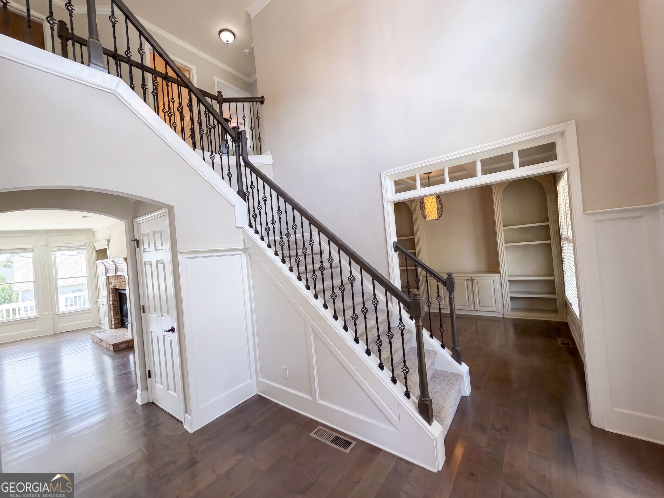 7047 Tree House Way Property Photo 6