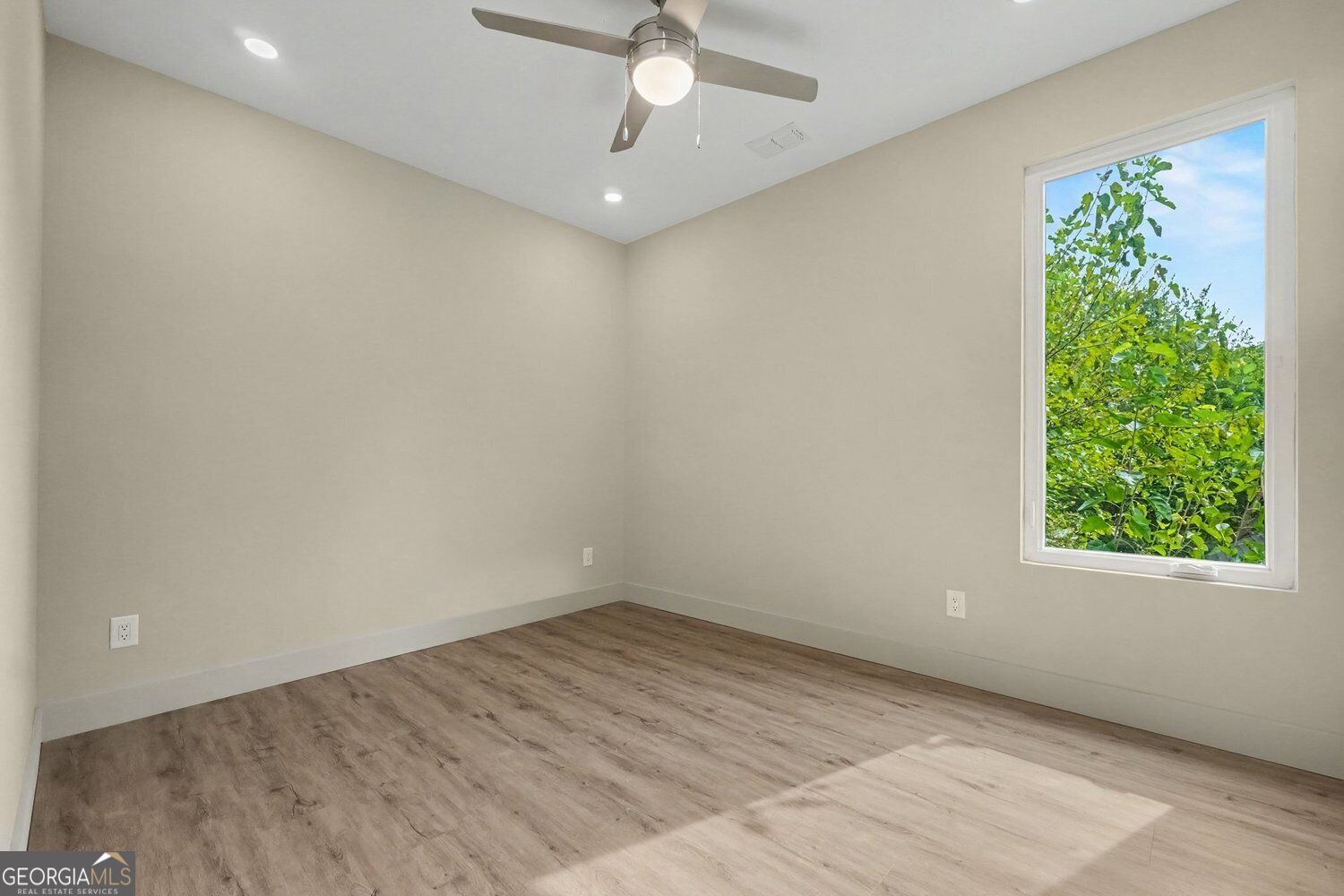 2402 Lynn Iris Drive Property Photo 15