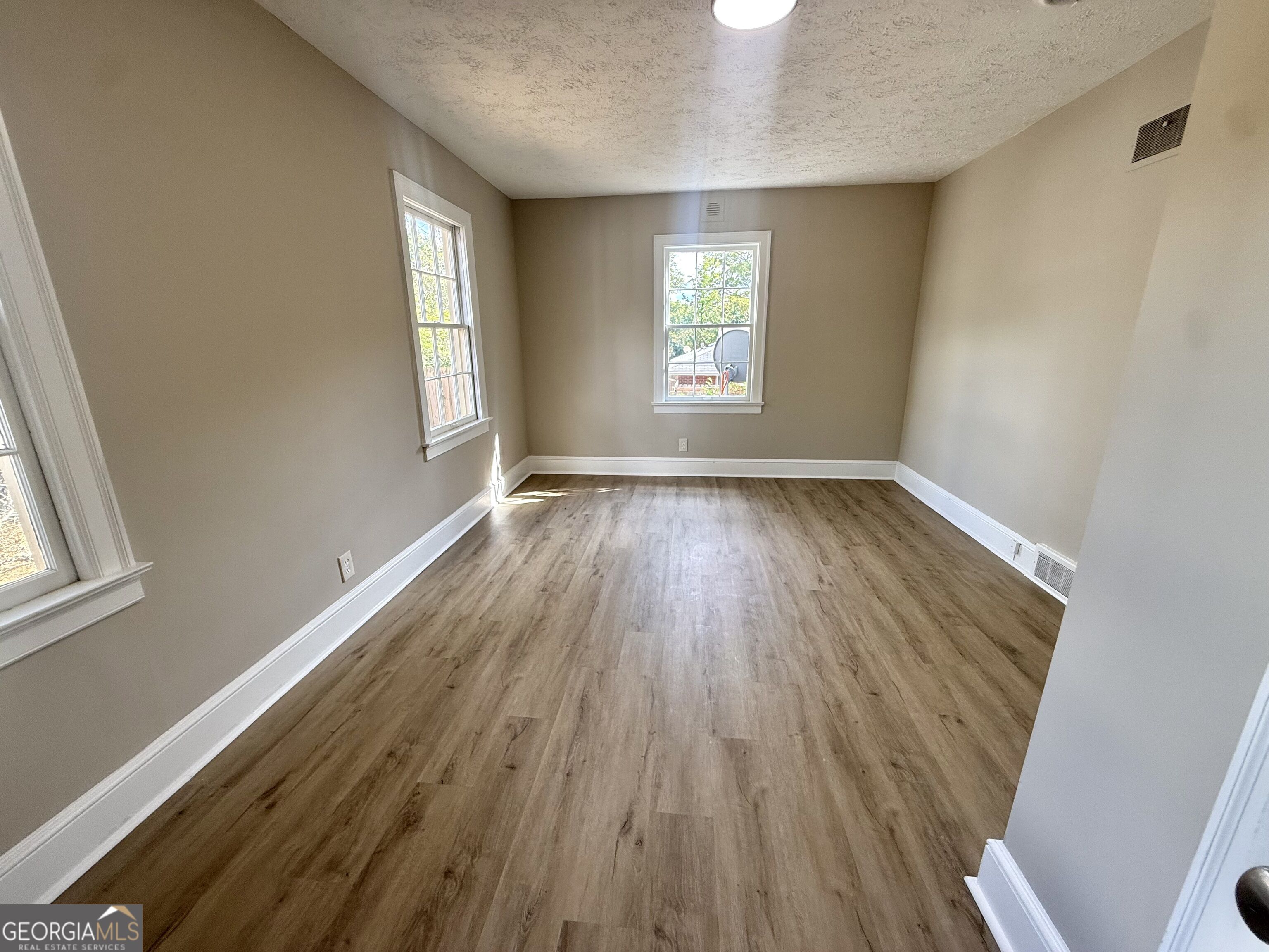 5 E Valley Road Ne Property Photo 12