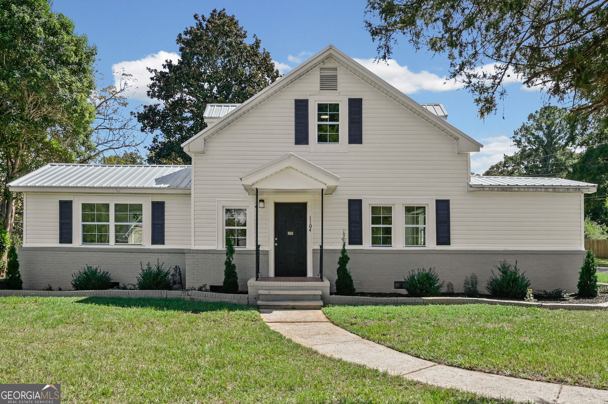 1104 E Mcintosh Road Property Photo 1