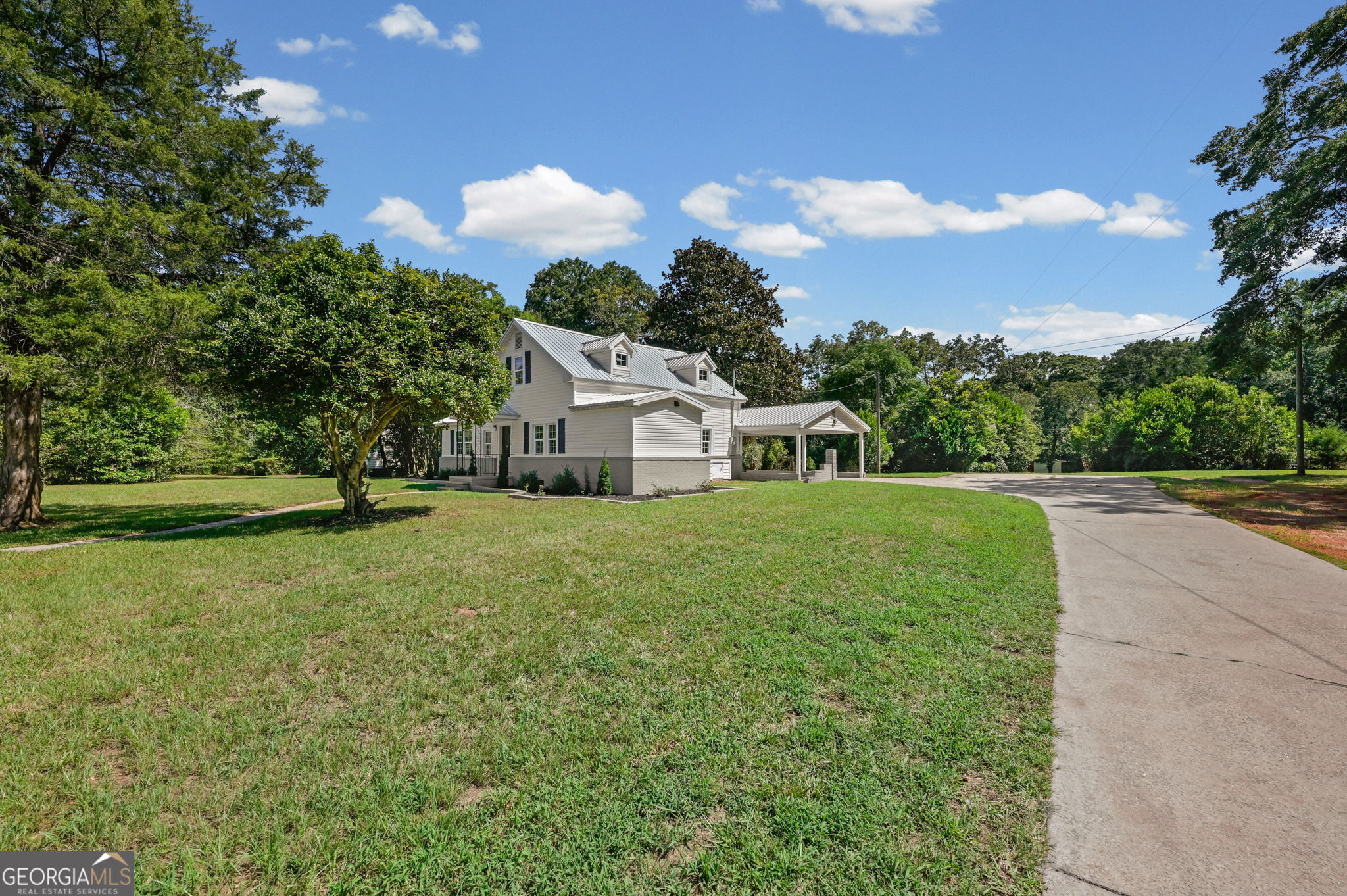 1104 E Mcintosh Road Property Photo 2