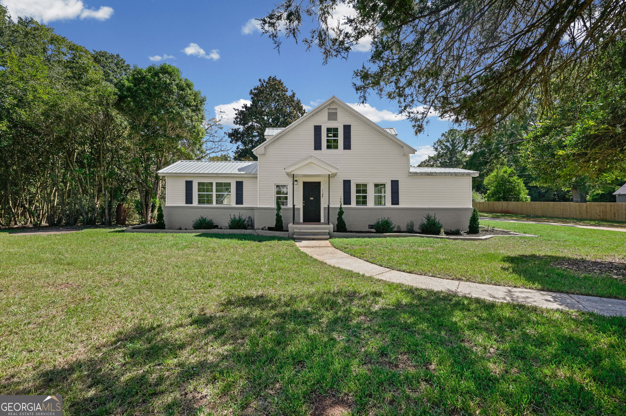1104 E Mcintosh Road Property Photo 3