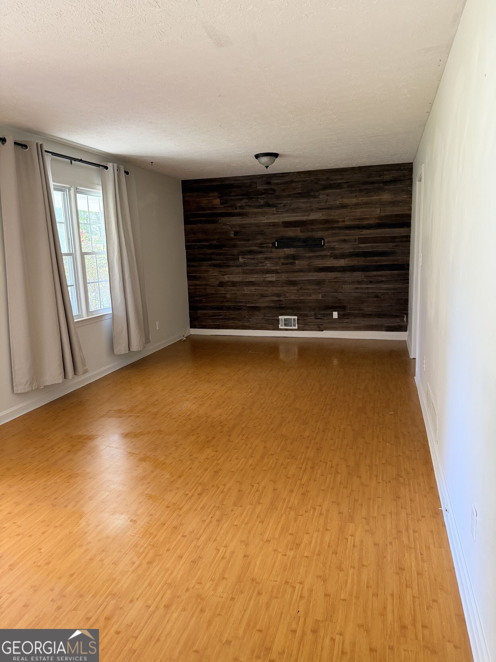 4471 Parkview Drive Property Photo 3