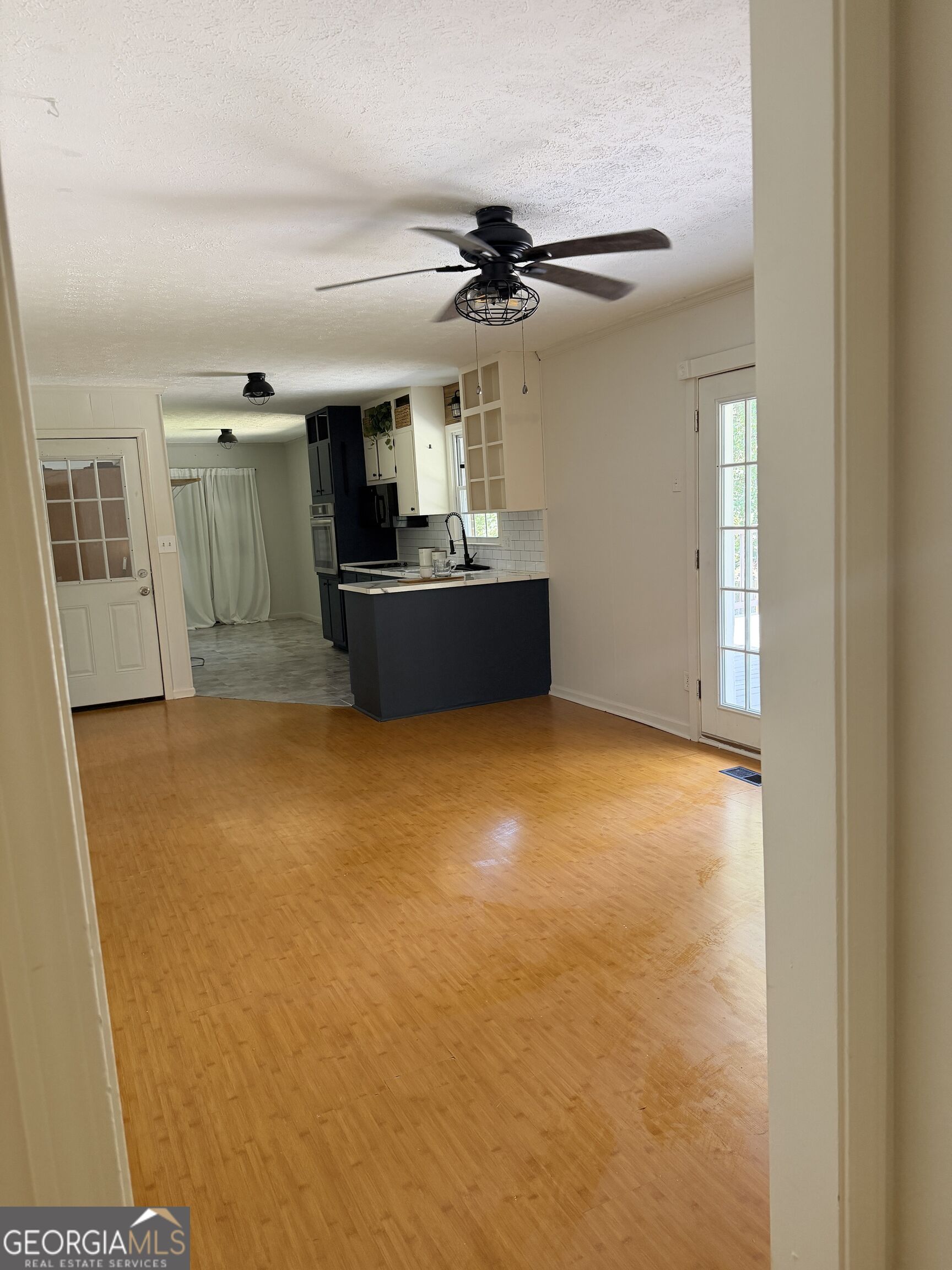4471 Parkview Drive Property Photo 6