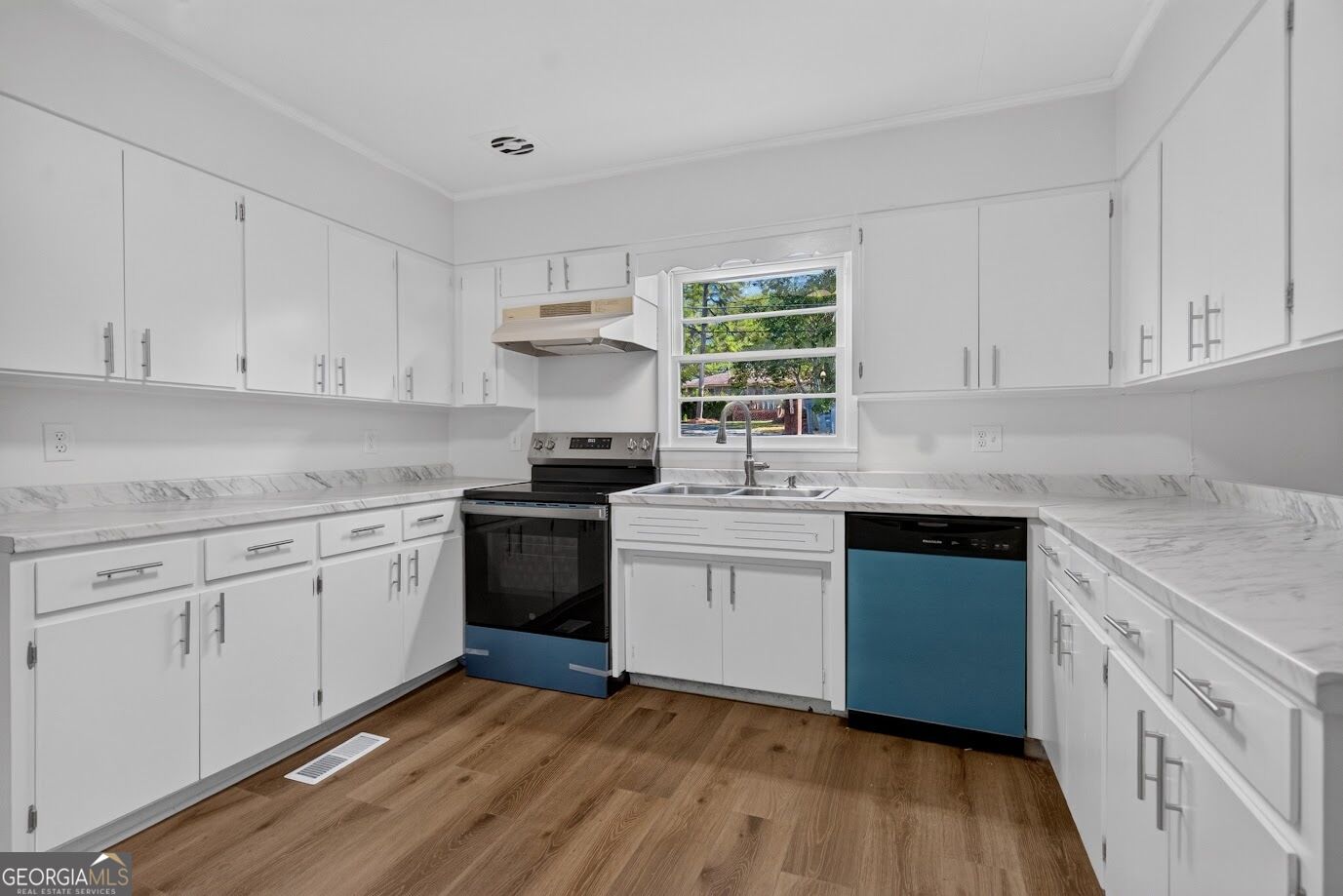 434 Pineview Terrace Property Photo 3