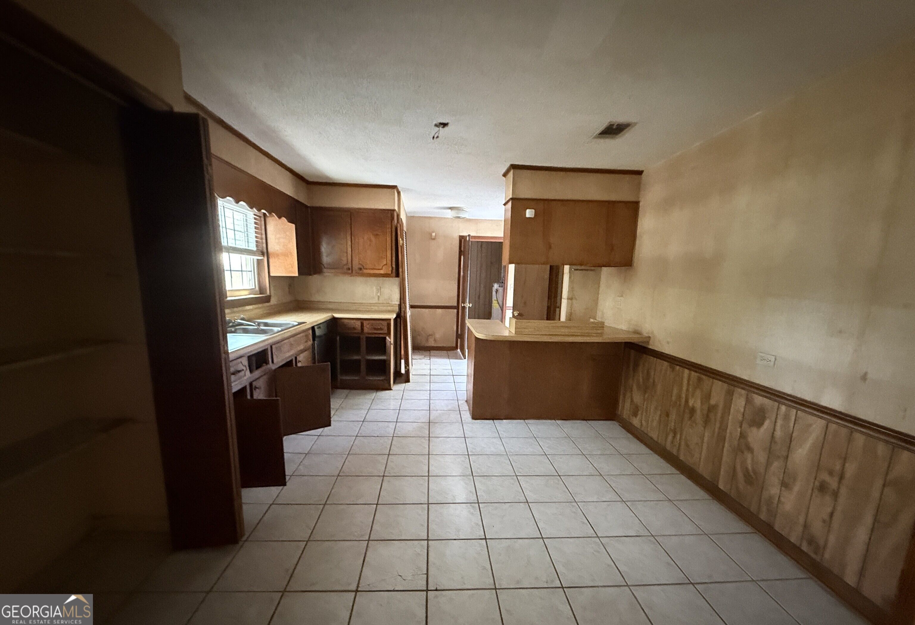 401 E Howard Street Property Photo 3
