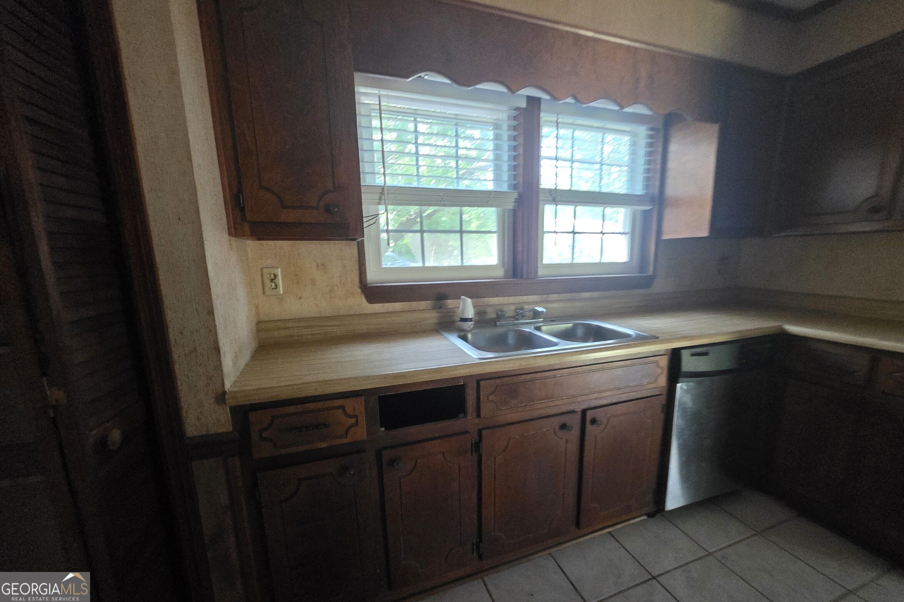 401 E Howard Street Property Photo 4