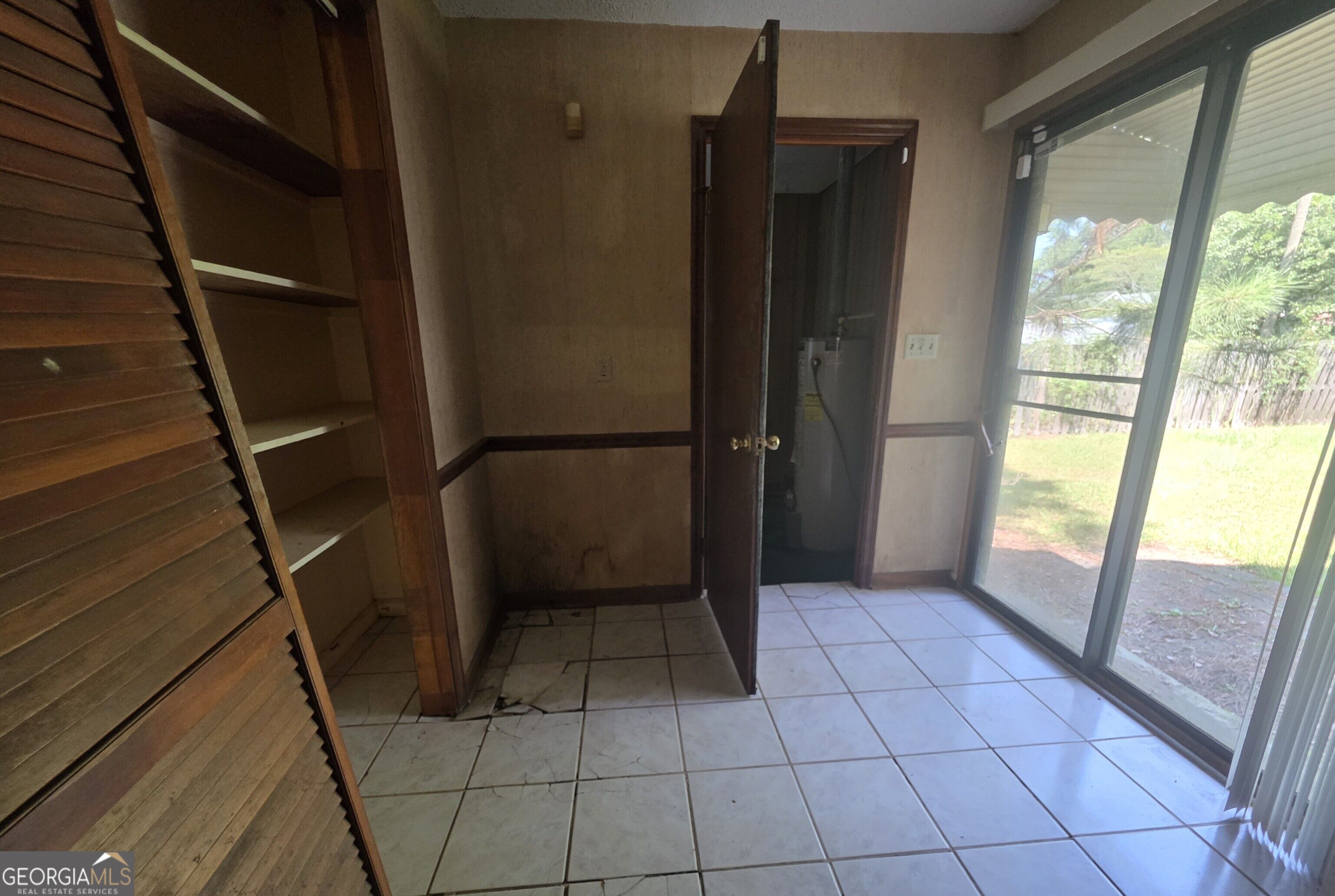 401 E Howard Street Property Photo 5