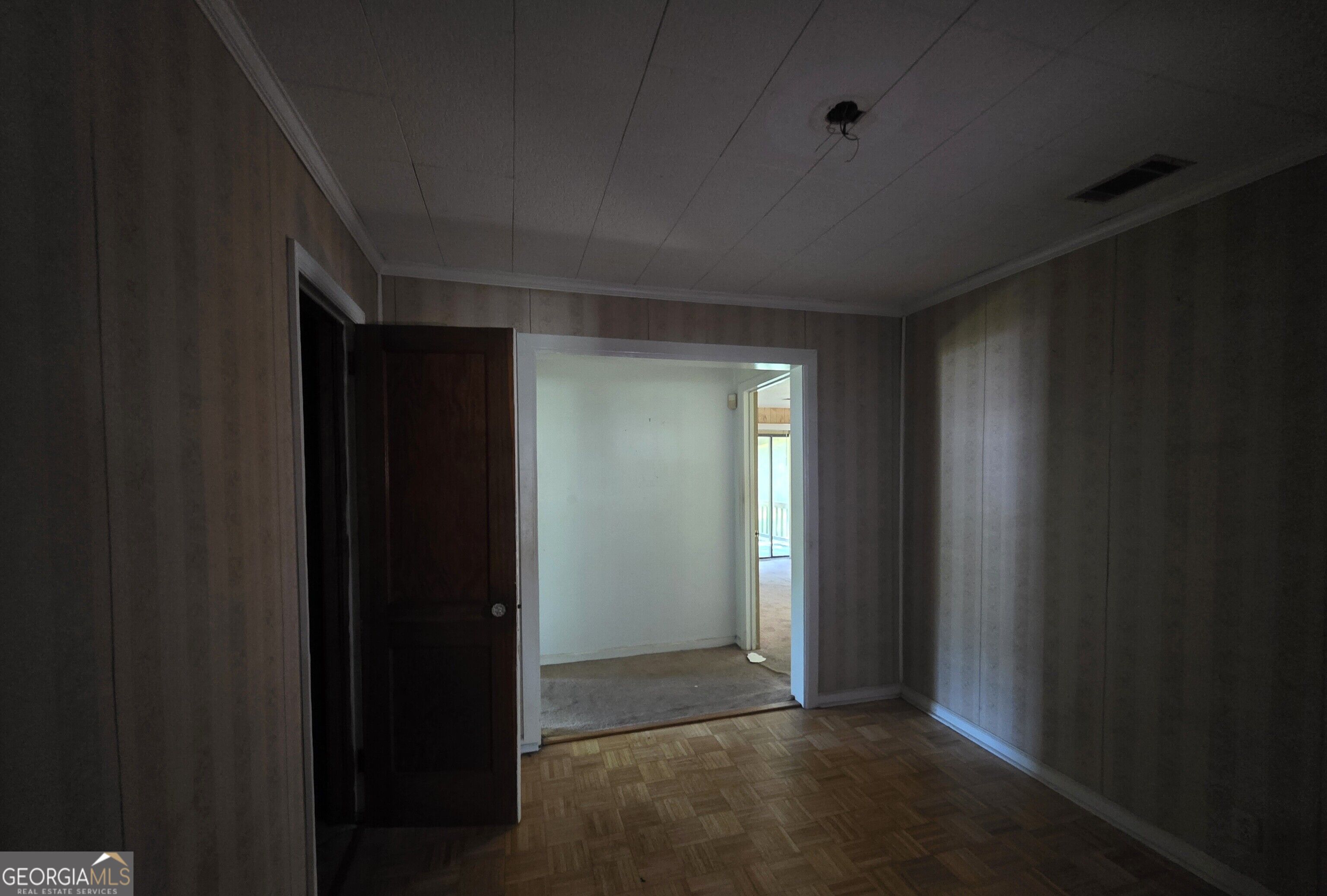 401 E Howard Street Property Photo 7