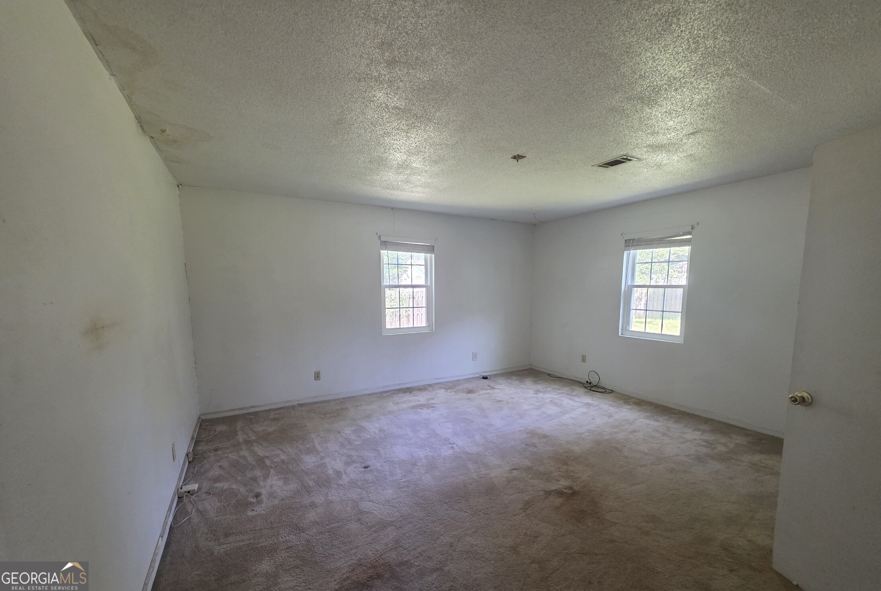 401 E Howard Street Property Photo 8