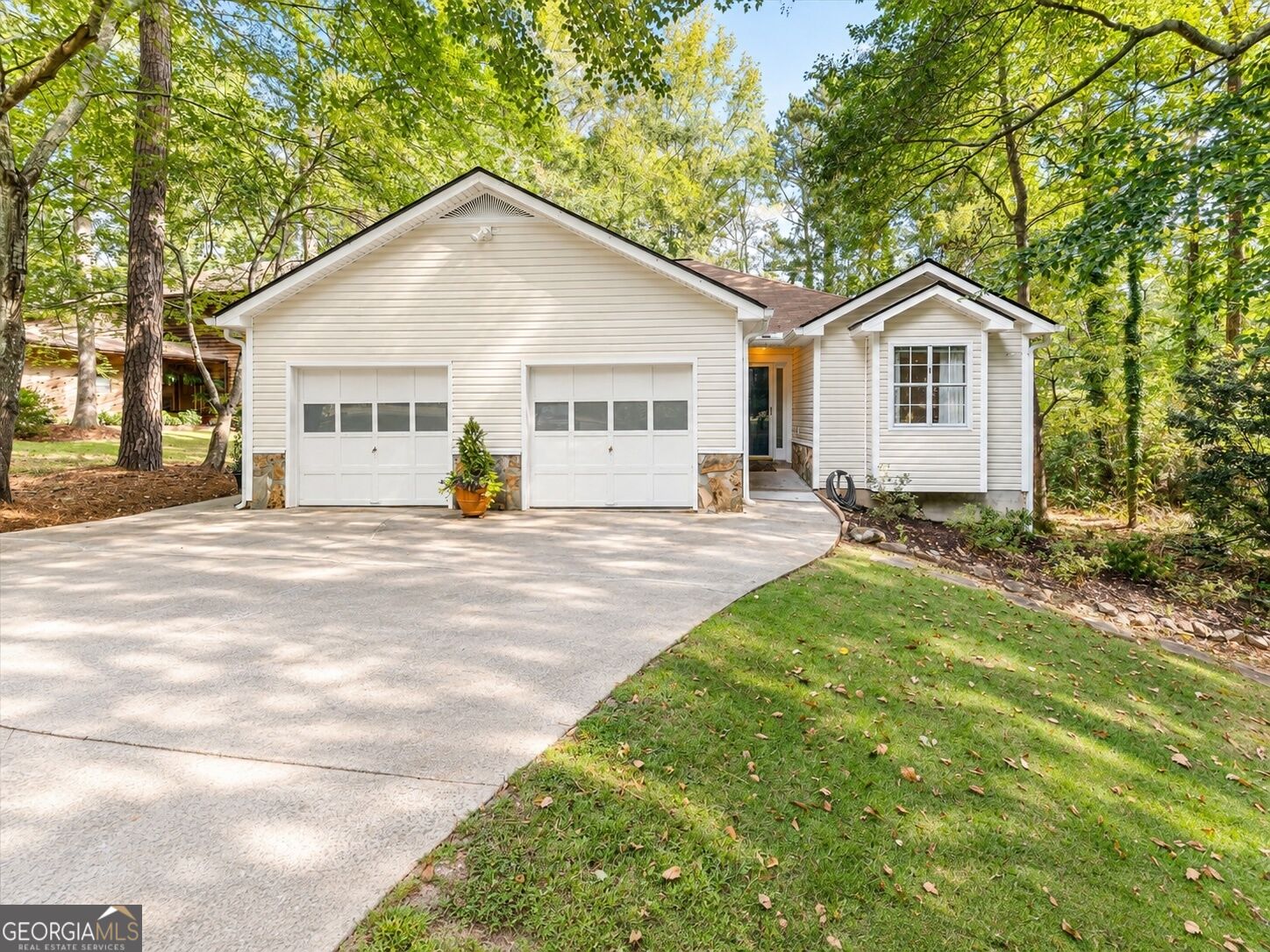 1004 Lakeview Parkway Property Photo 1