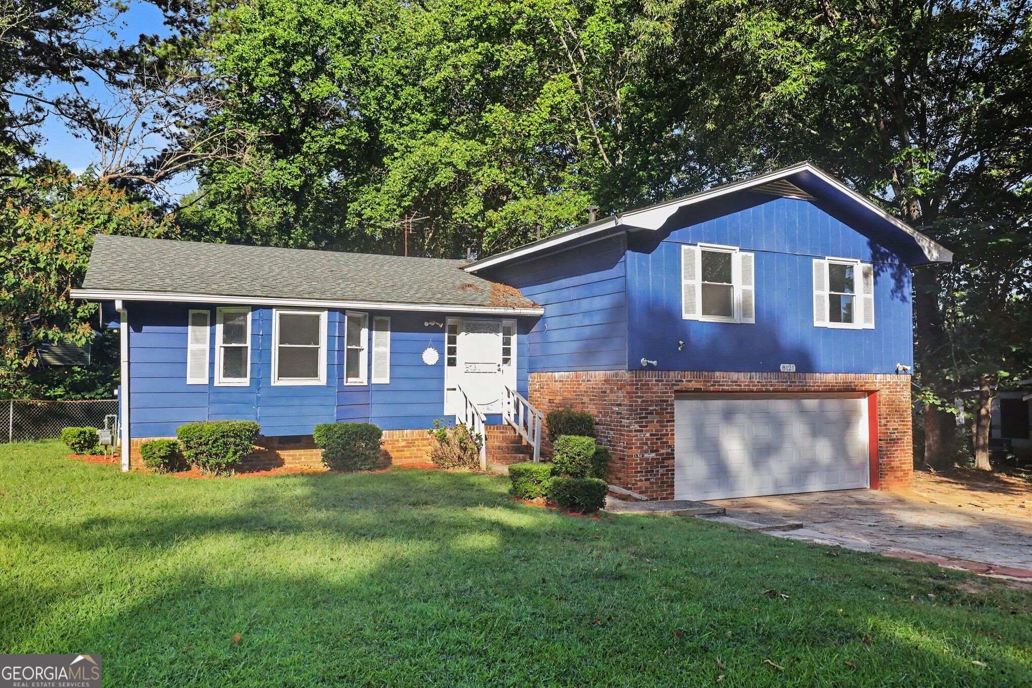 8121 Woodcliff Trail Property Photo 3