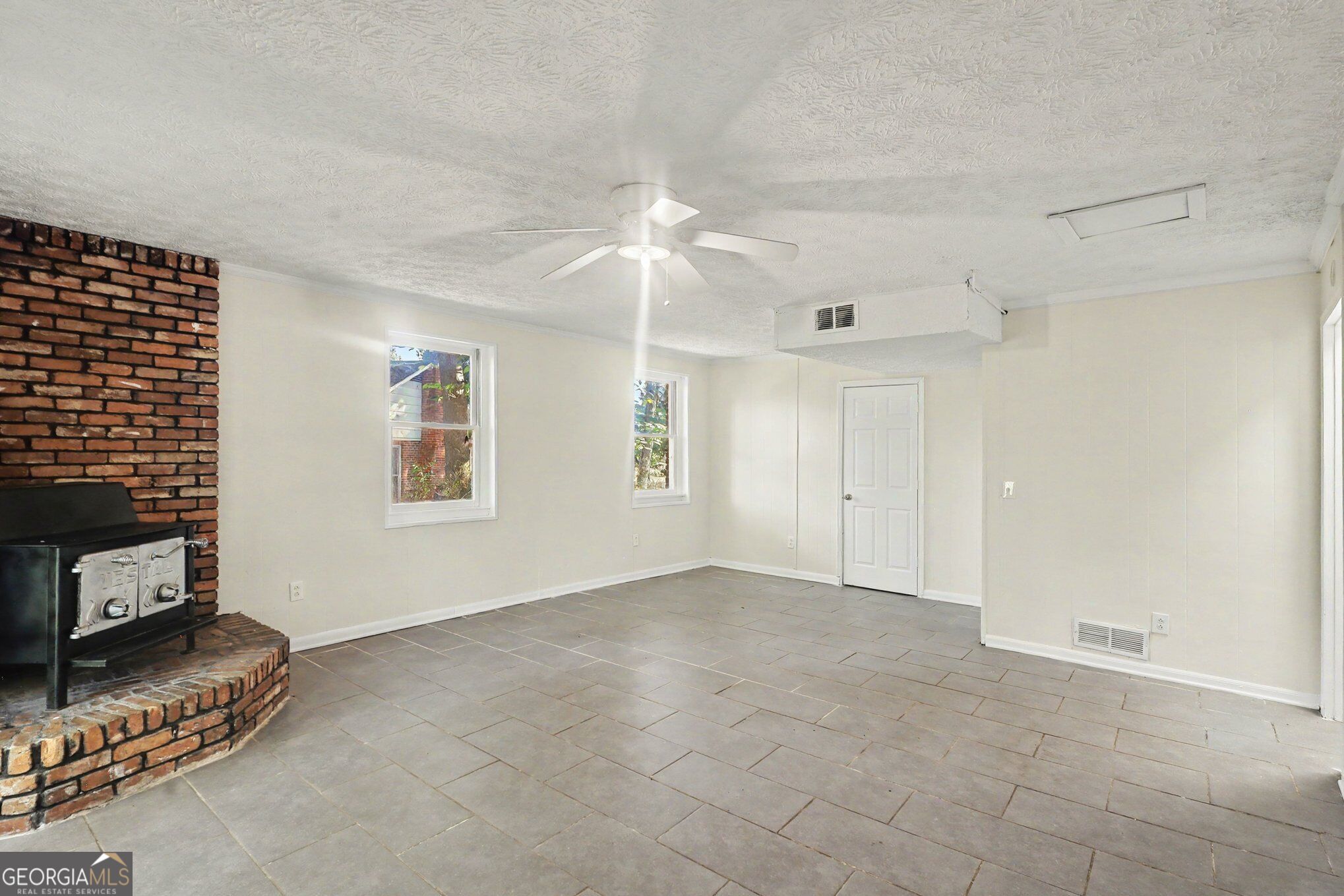 8121 Woodcliff Trail Property Photo 4