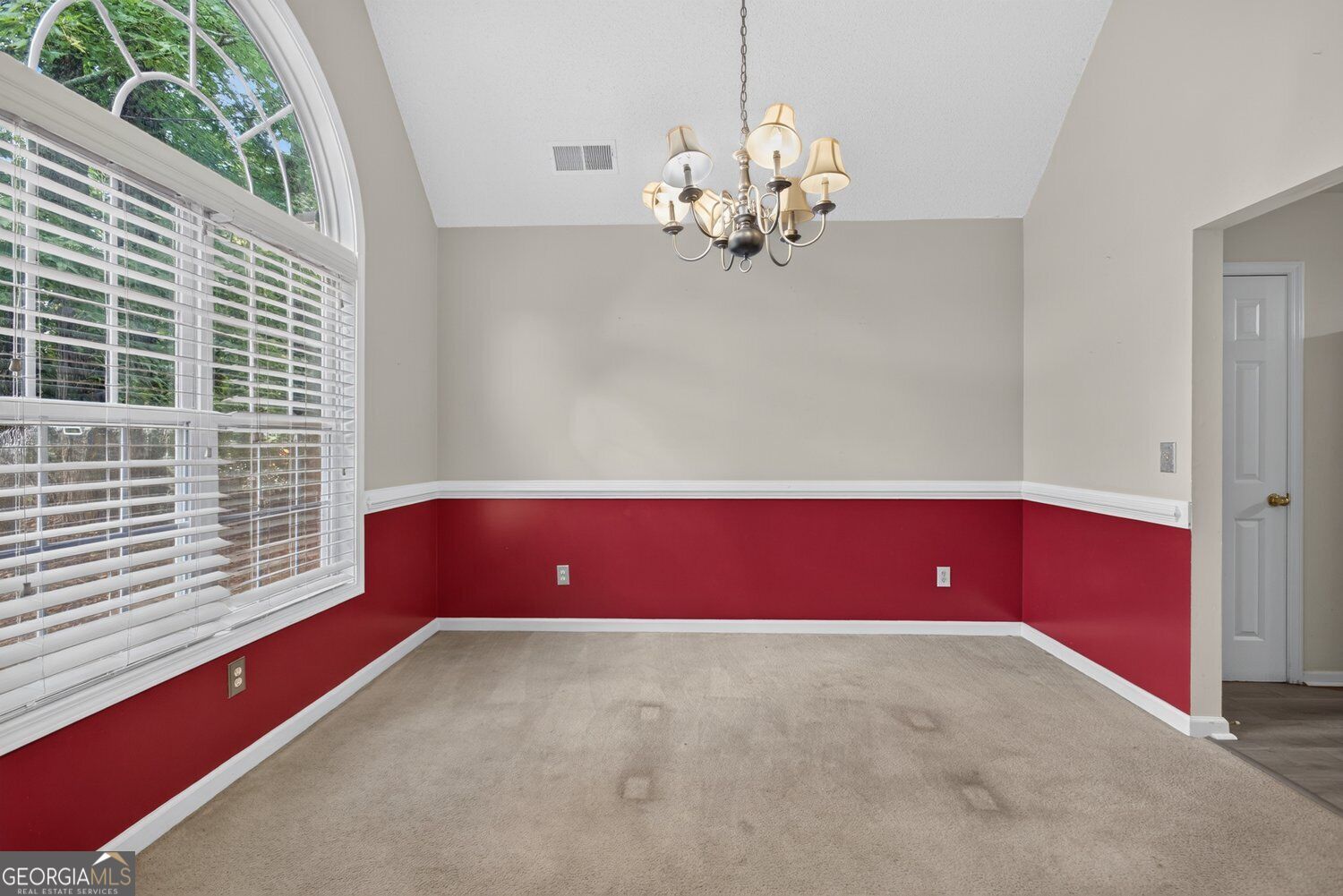 212 Stagecoach Pass Property Photo 4