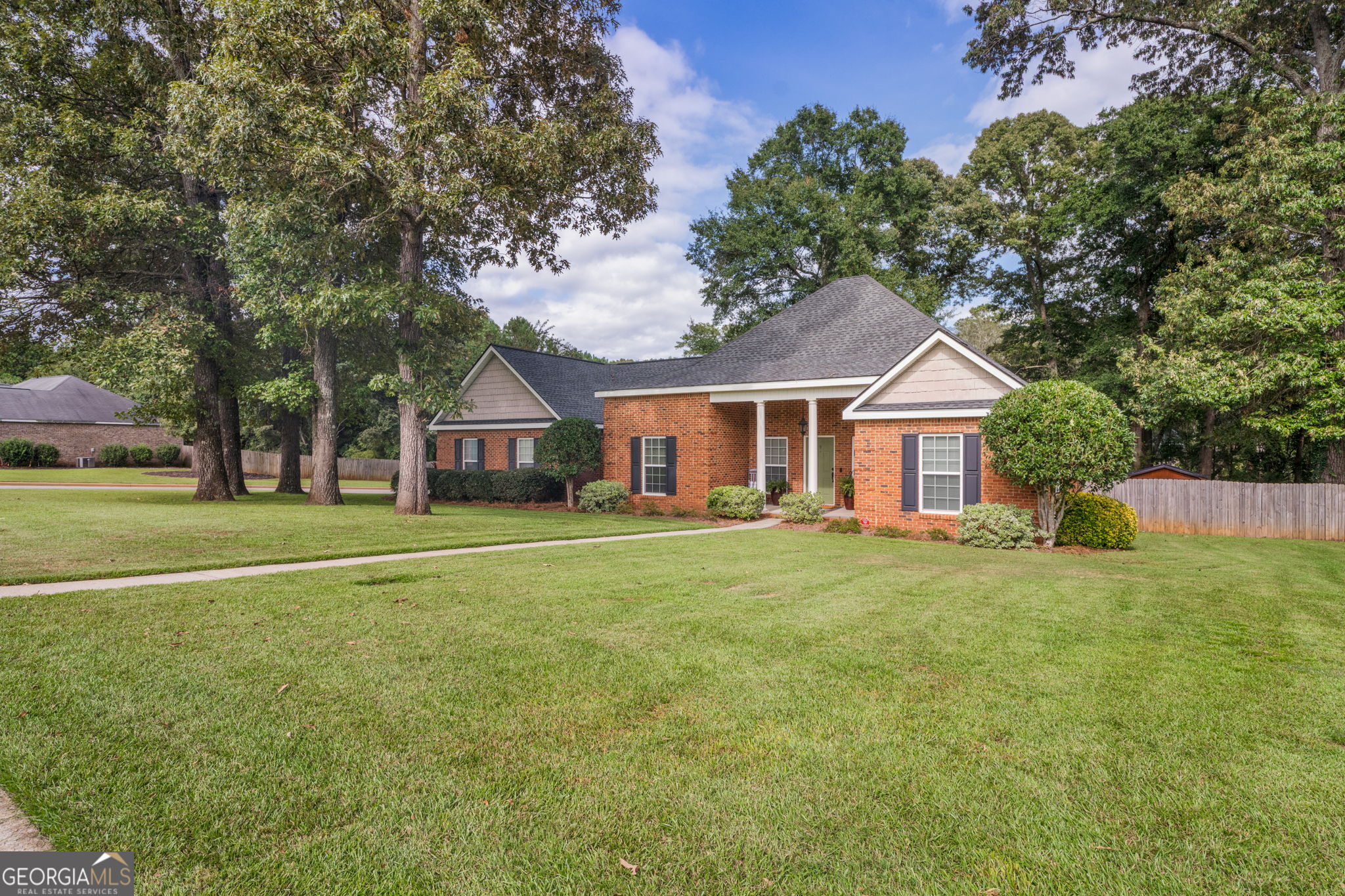 301 Hunts Landing Drive Property Photo 3