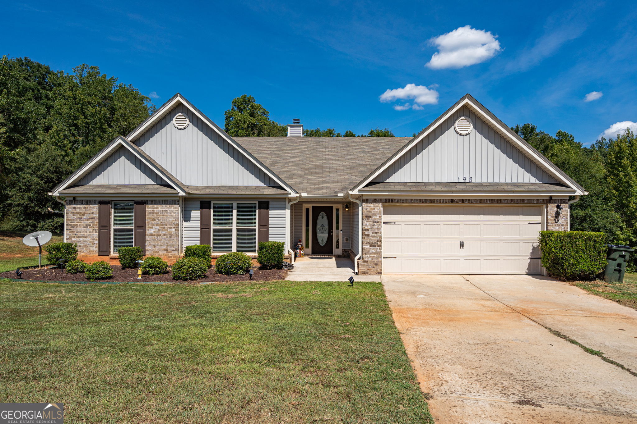 198 White Circle Property Photo 1