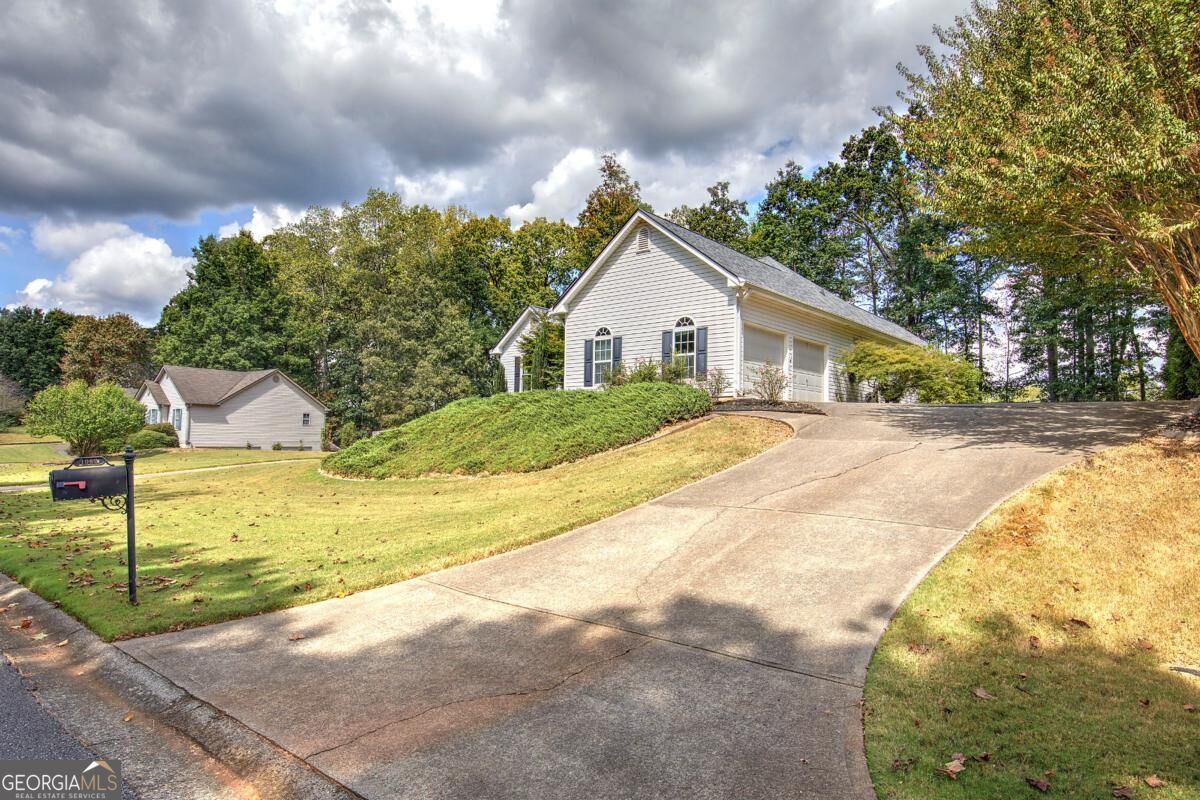 1082 Fieldstone Drive Property Photo 3