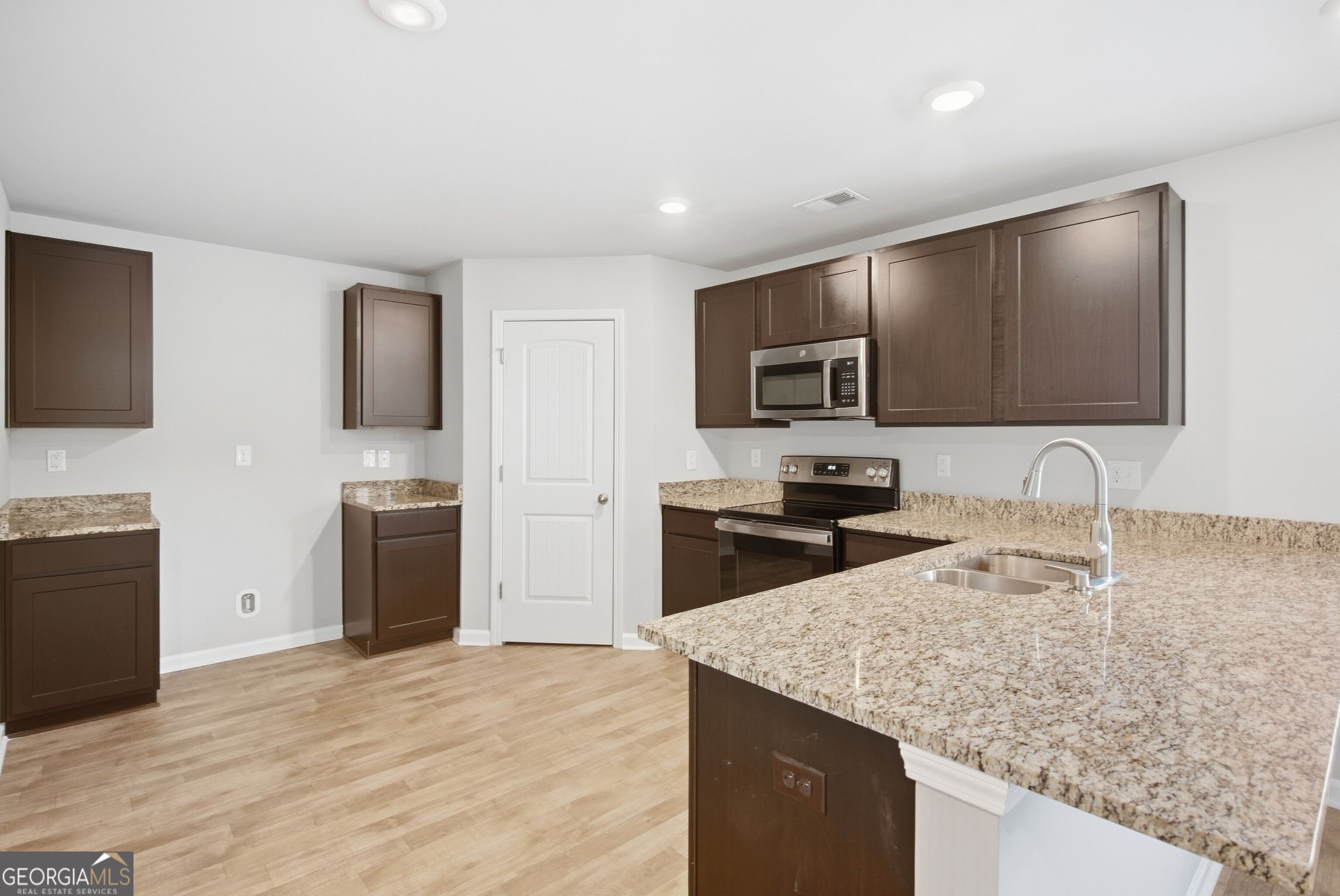 399 Toronto Circle Property Photo 8
