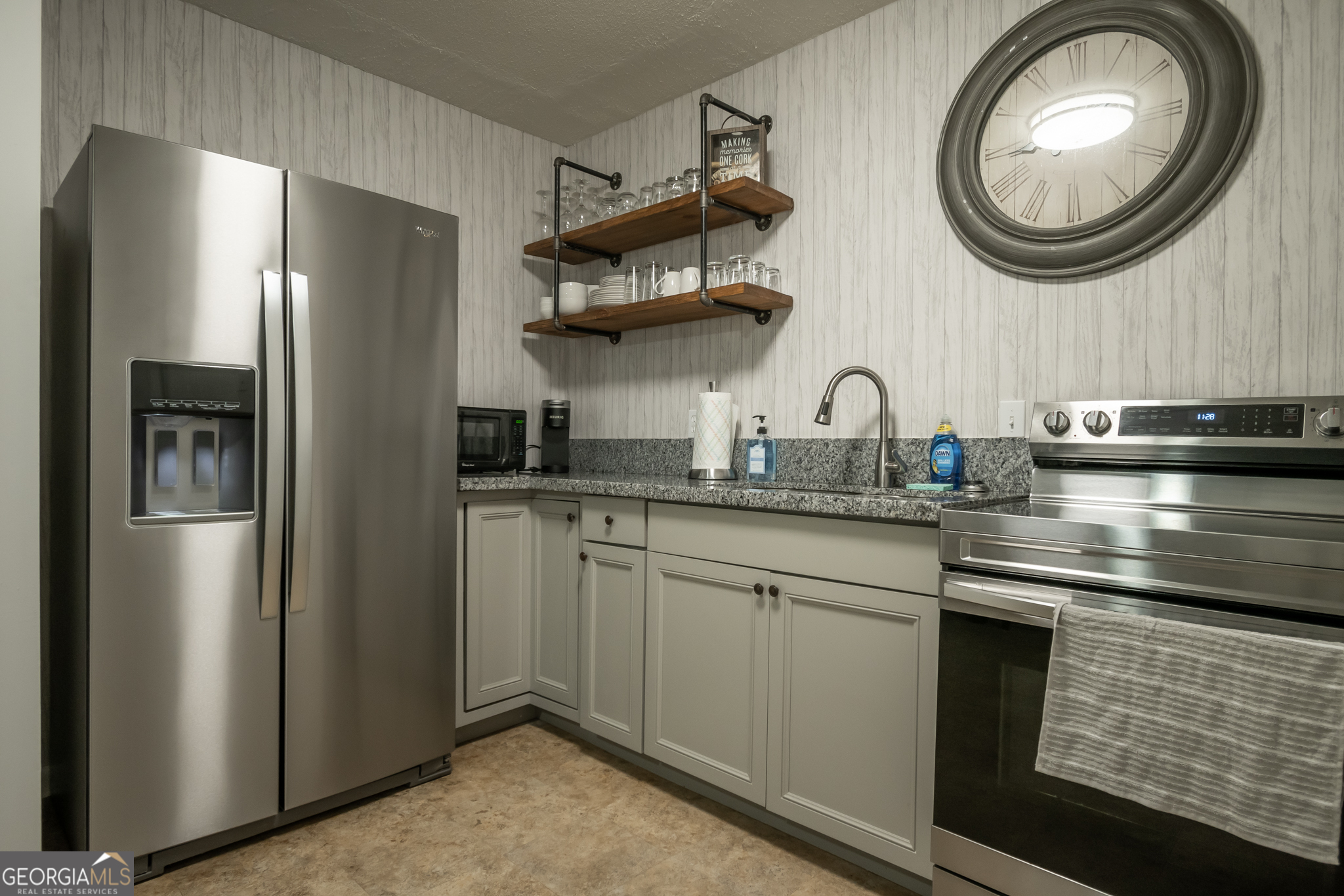 880 College Avenue Property Photo 6