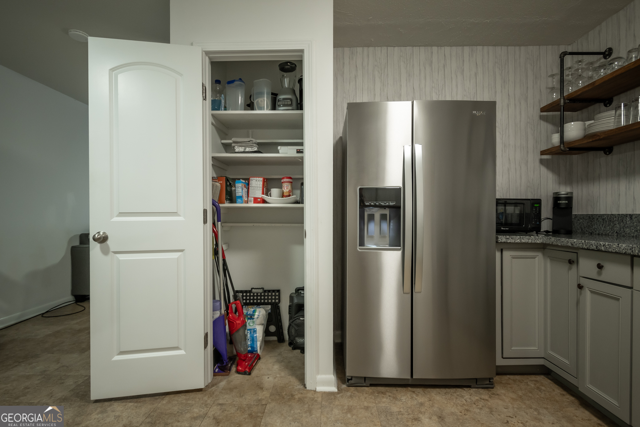 880 College Avenue Property Photo 8