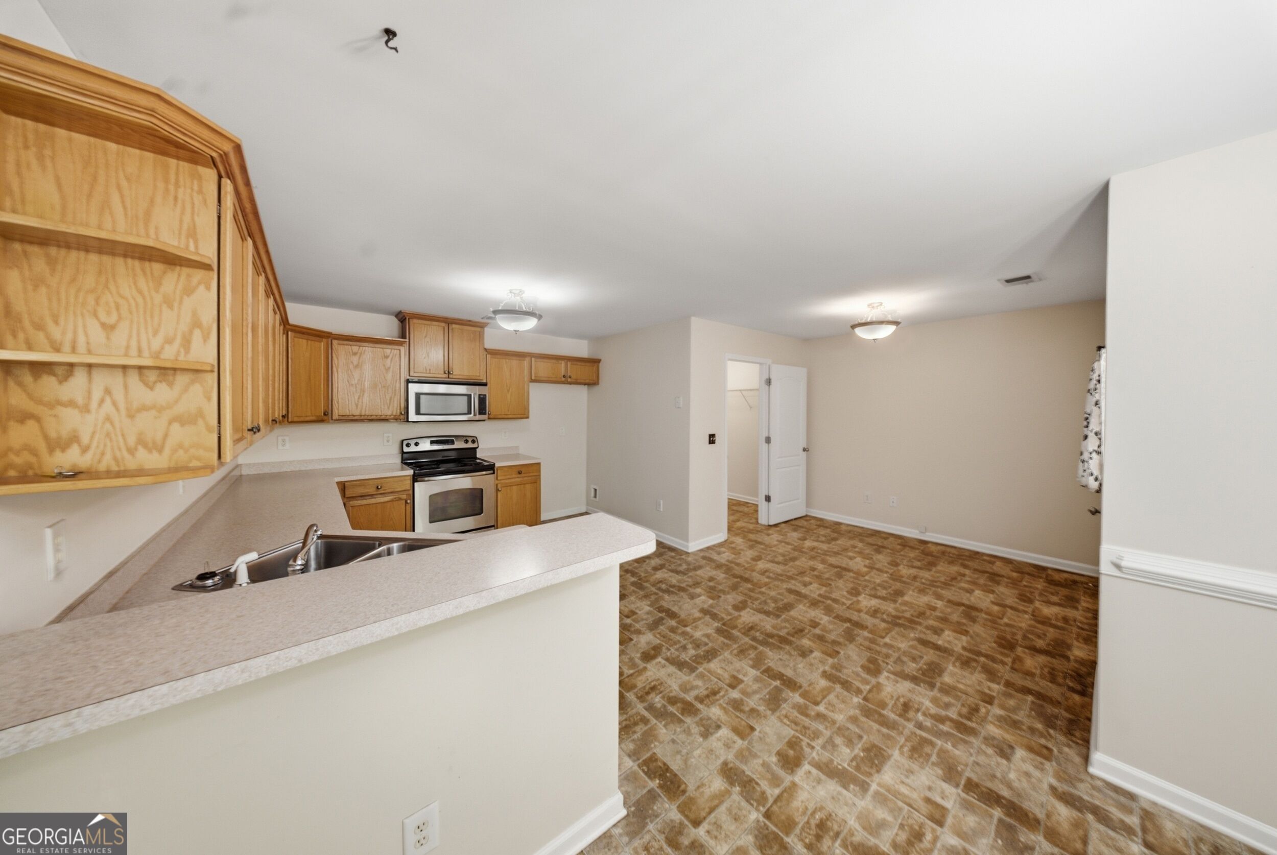 177 Revolutionary Drive Property Photo 6