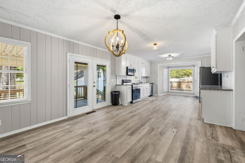 313 Glen Iris Drive Property Photo 4