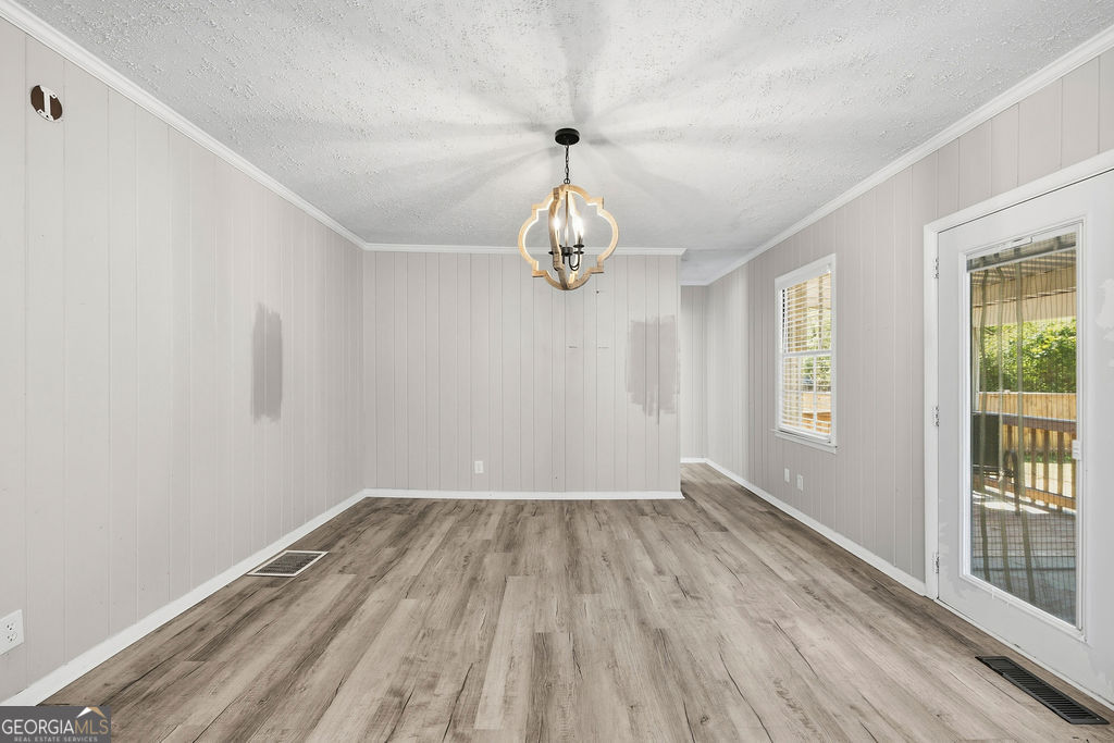 313 Glen Iris Drive Property Photo 9