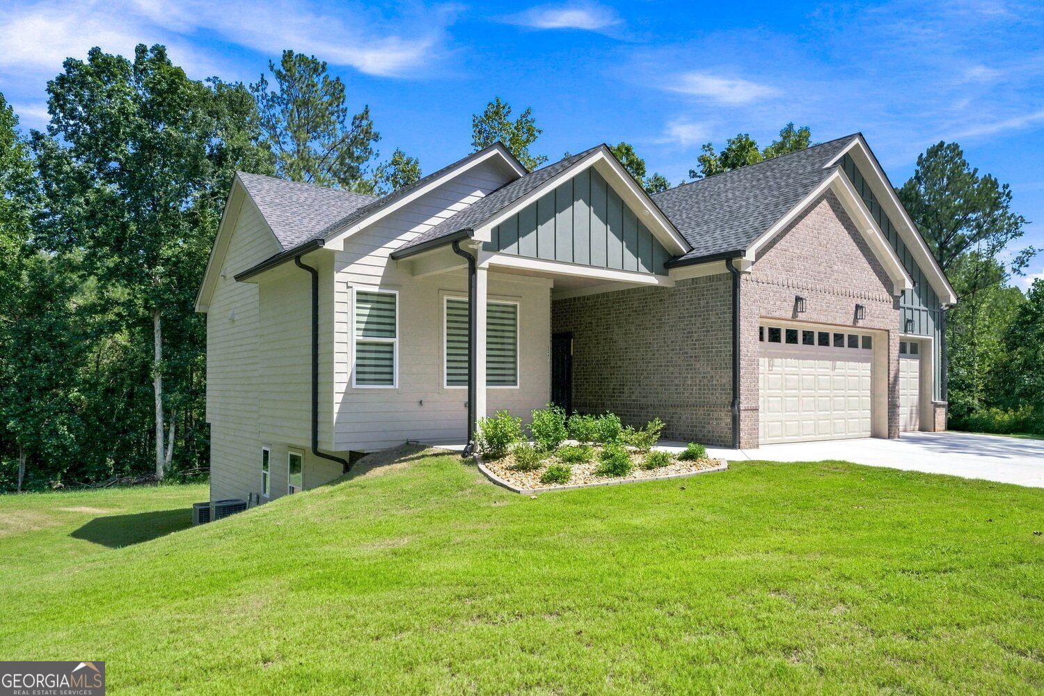 2541 Aniki Bee Drive Property Photo 2