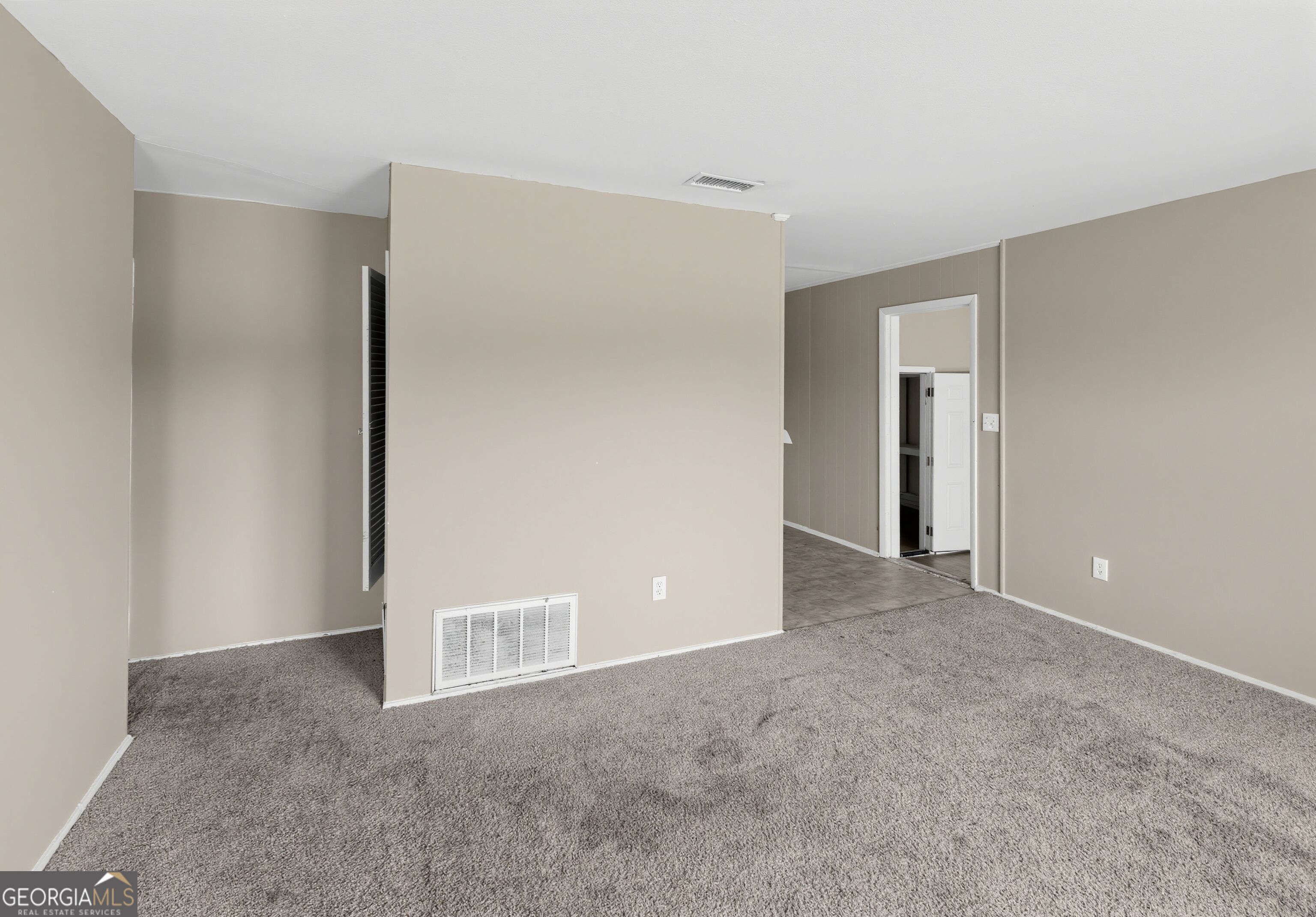 3323 Hillis Road Property Photo 7