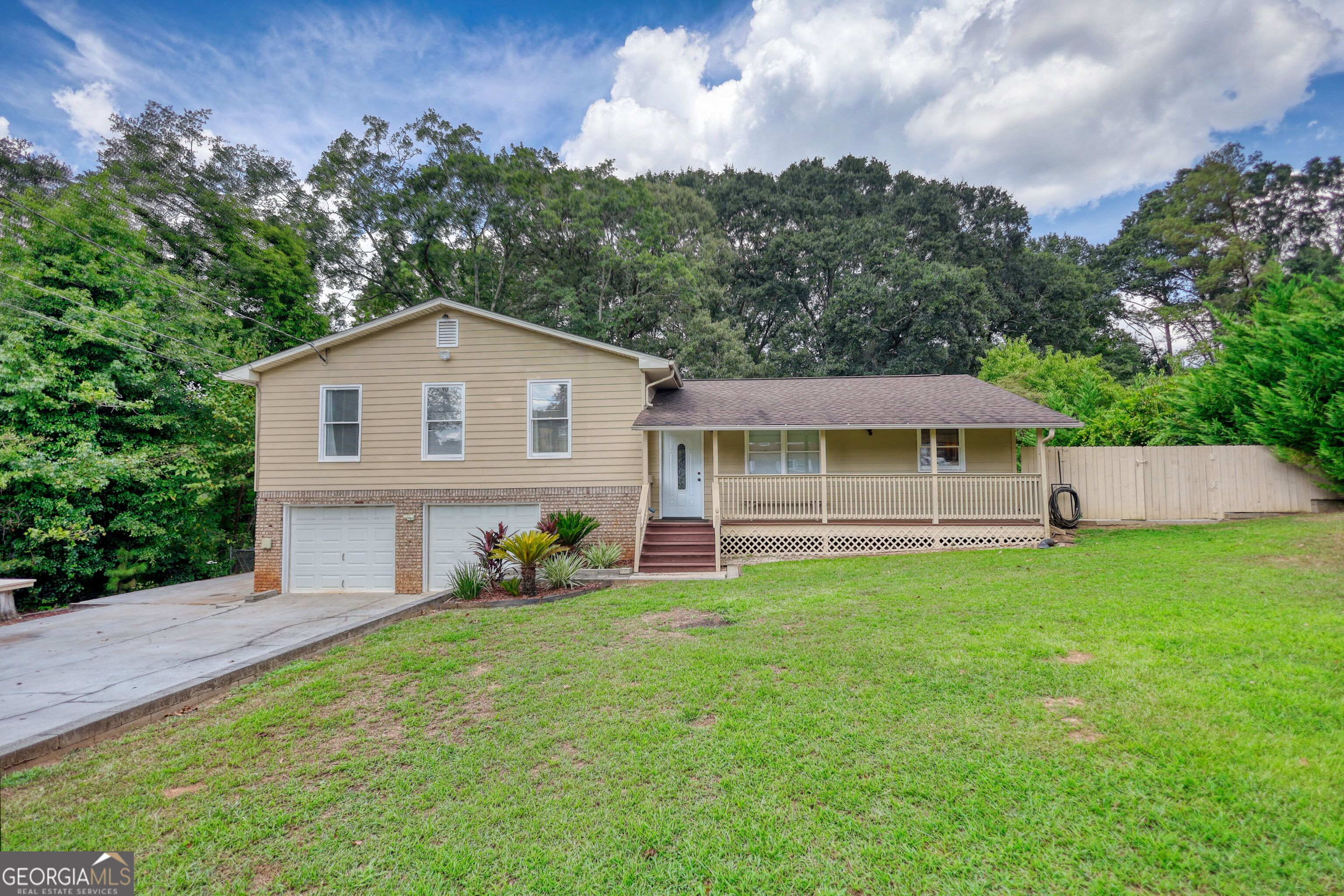 1042 Duke Drive SE Property Photo 1