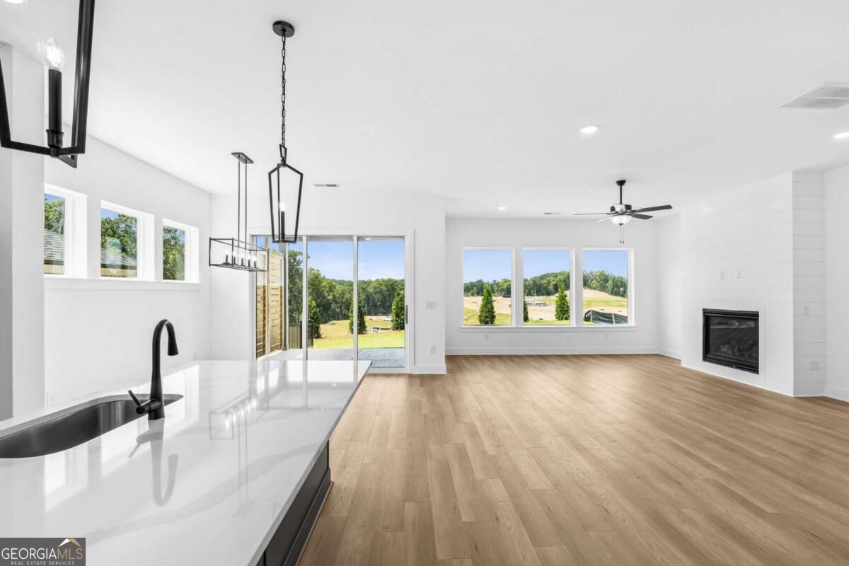 1403 Autumn Lake Drive Sw Property Photo 4
