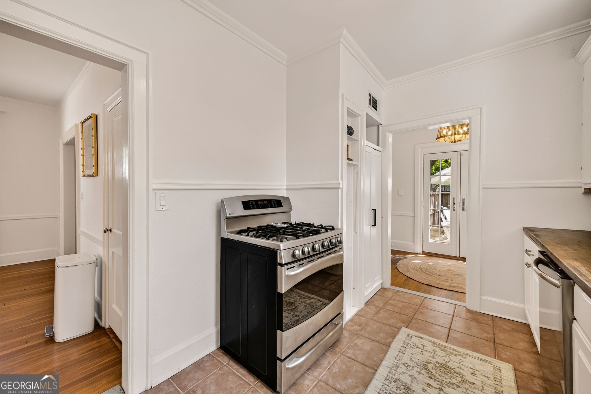 437 E 53rd Street Property Photo 19