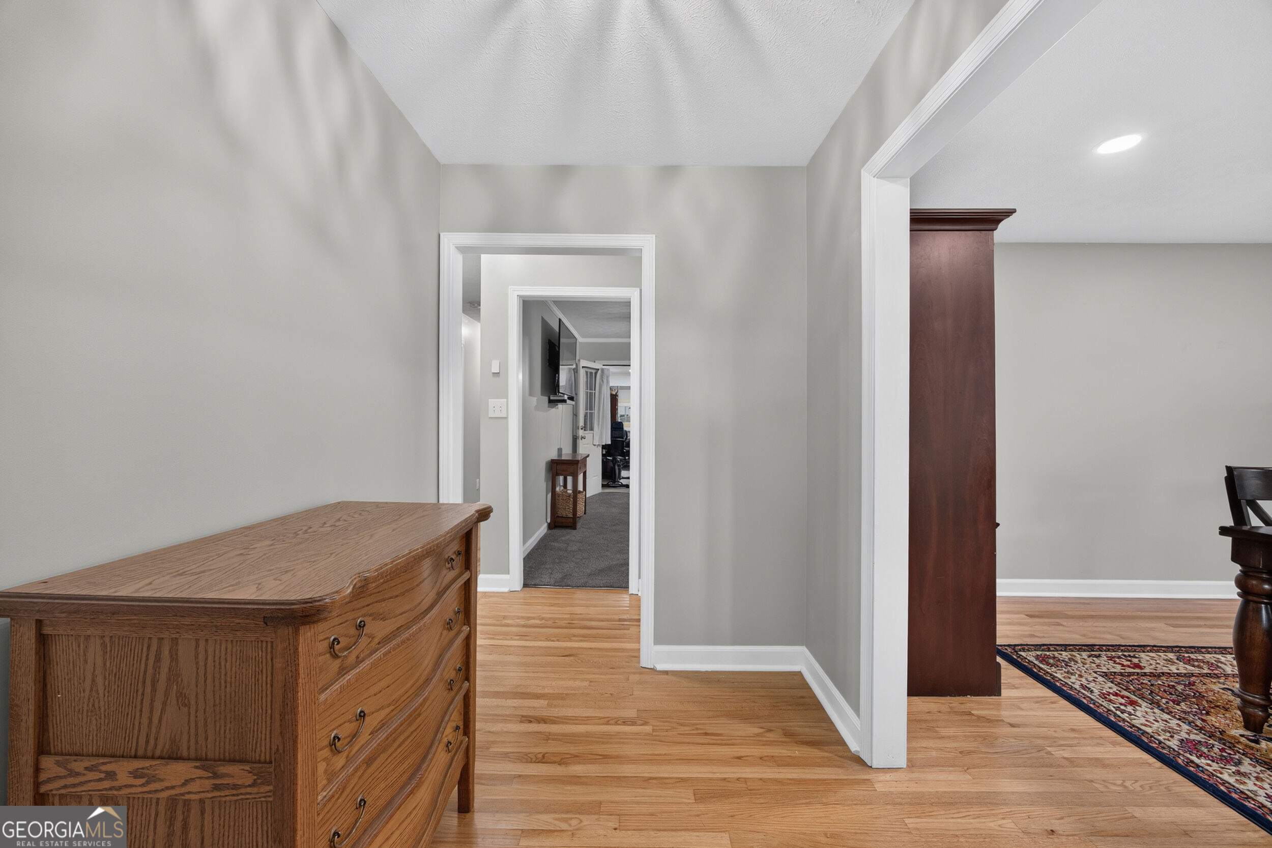 104 E Oak Street Property Photo 4