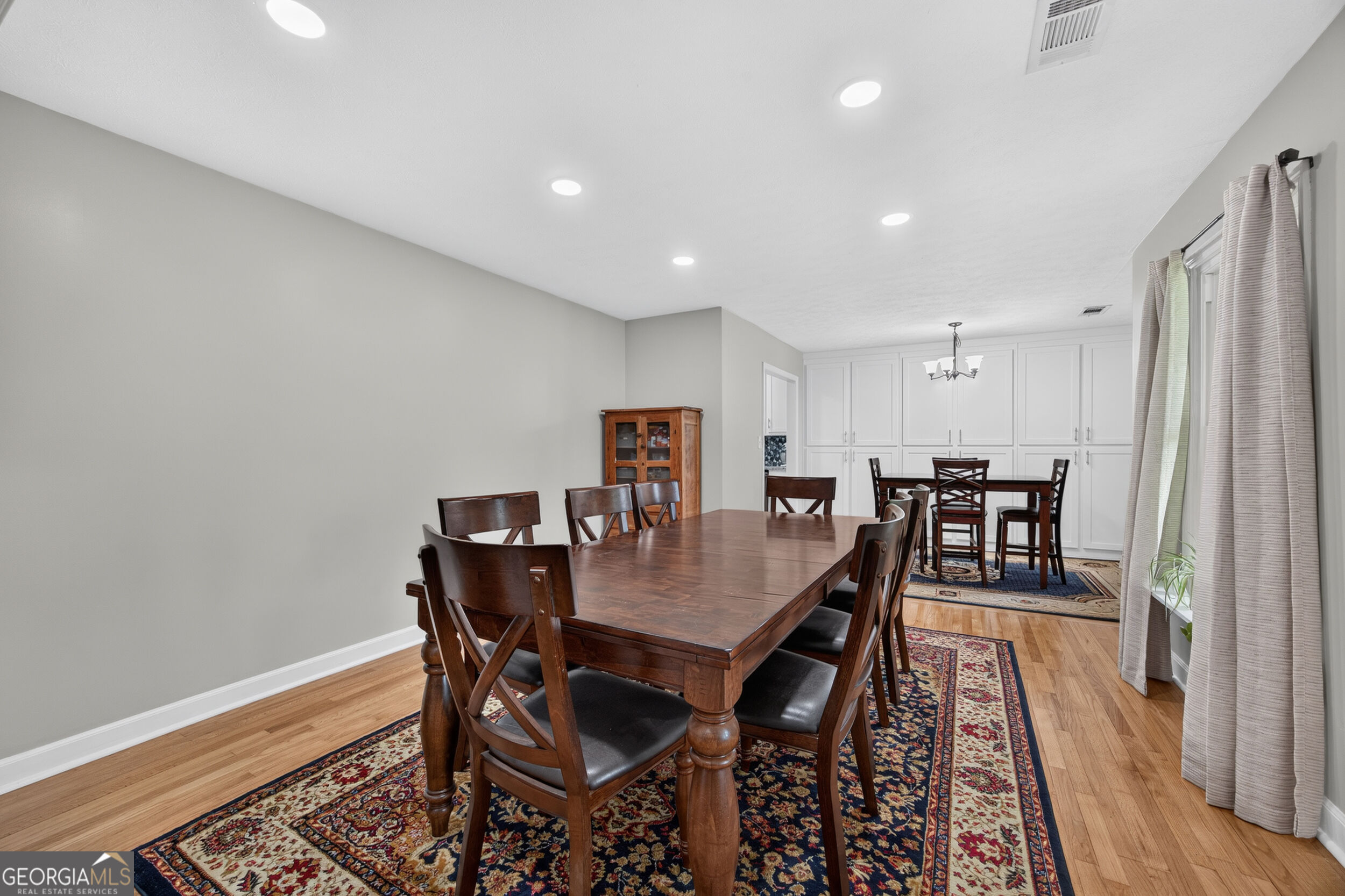104 E Oak Street Property Photo 5
